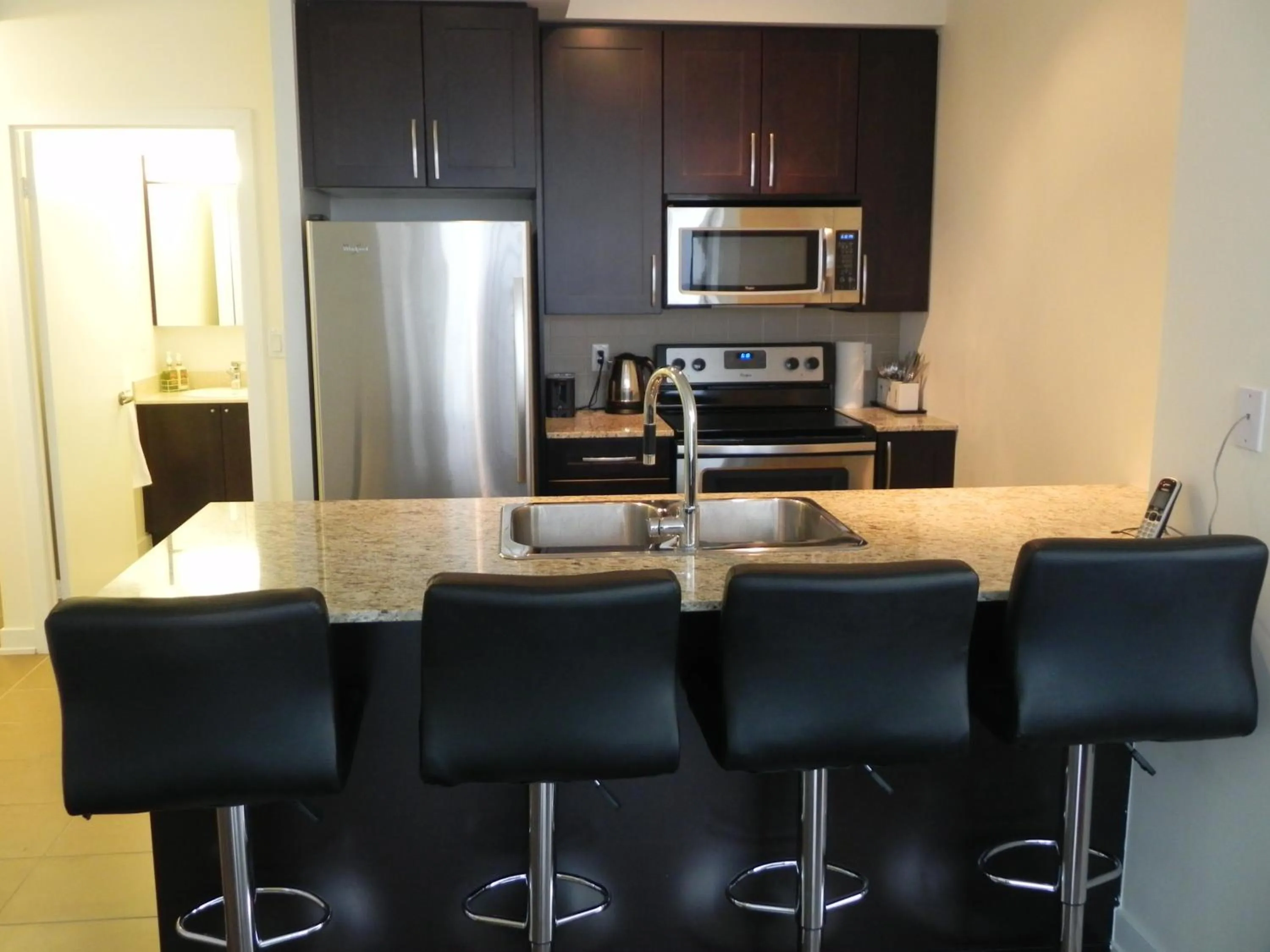 Kitchen or kitchenette in Pathway Suites
