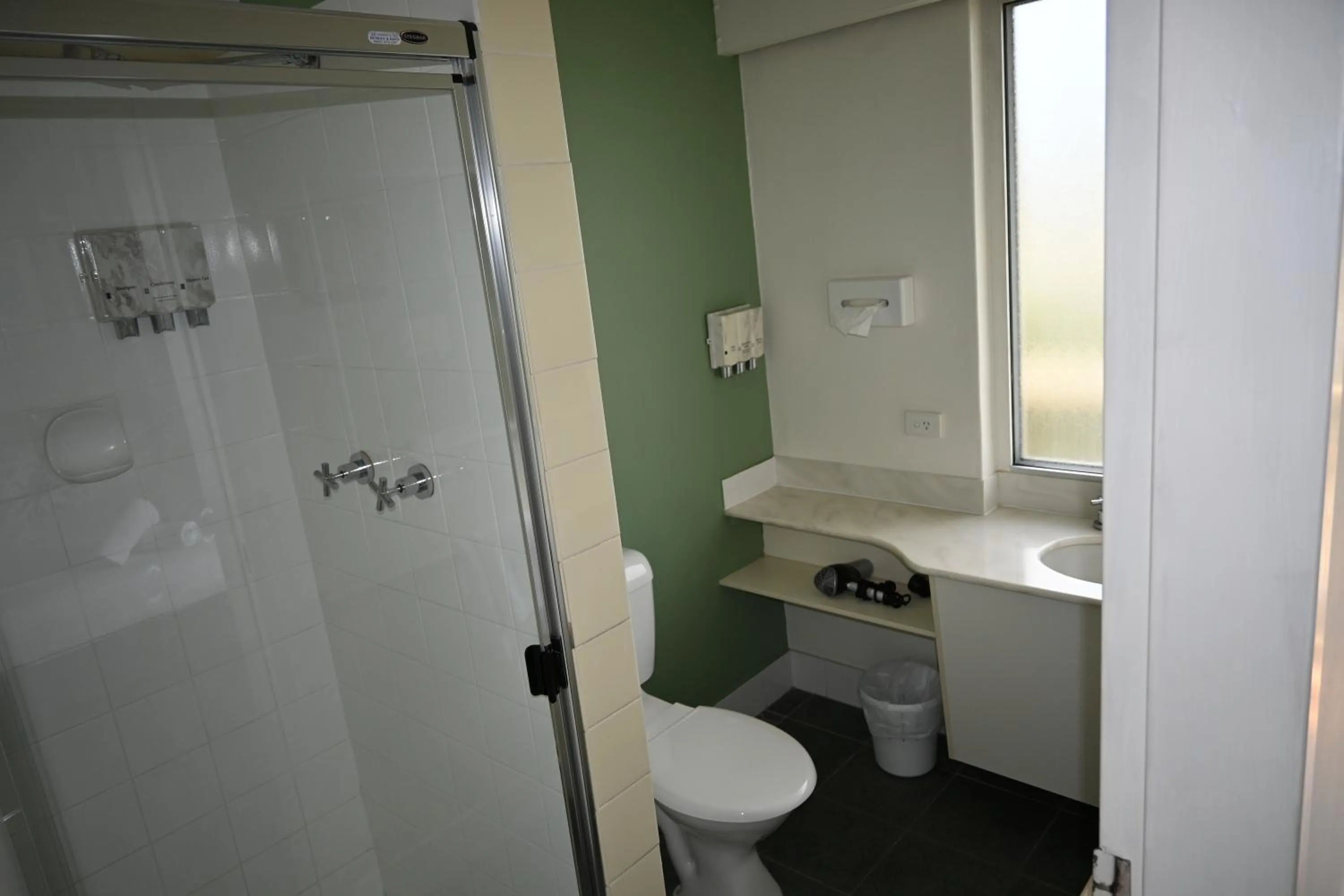 Bathroom in Hamilton Motor Inn