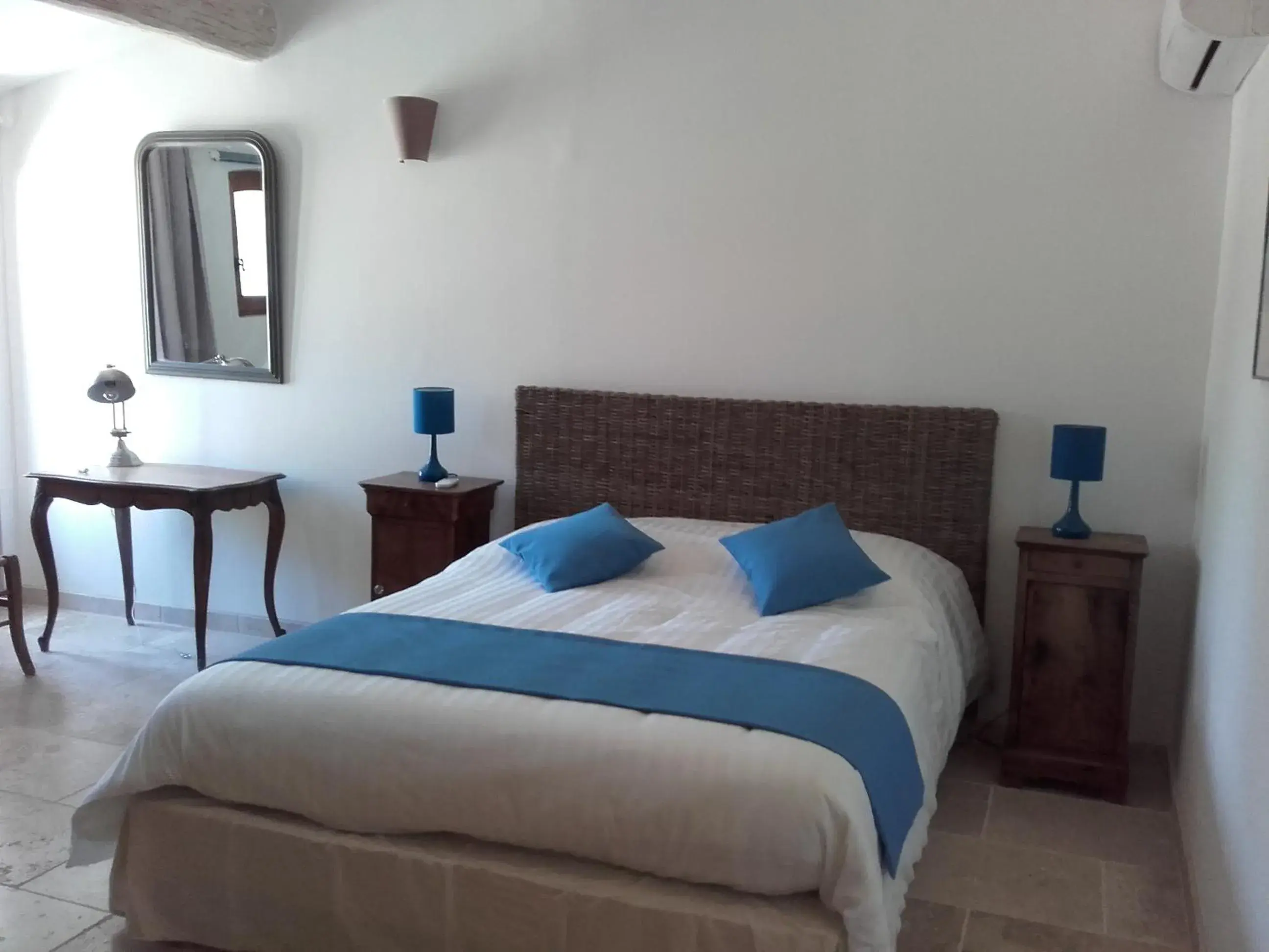 Deluxe Double Room with Shower in La Bastide de l'Oliveraie Deluxe Double Room with Shower in La Bastide de l'Oliveraie