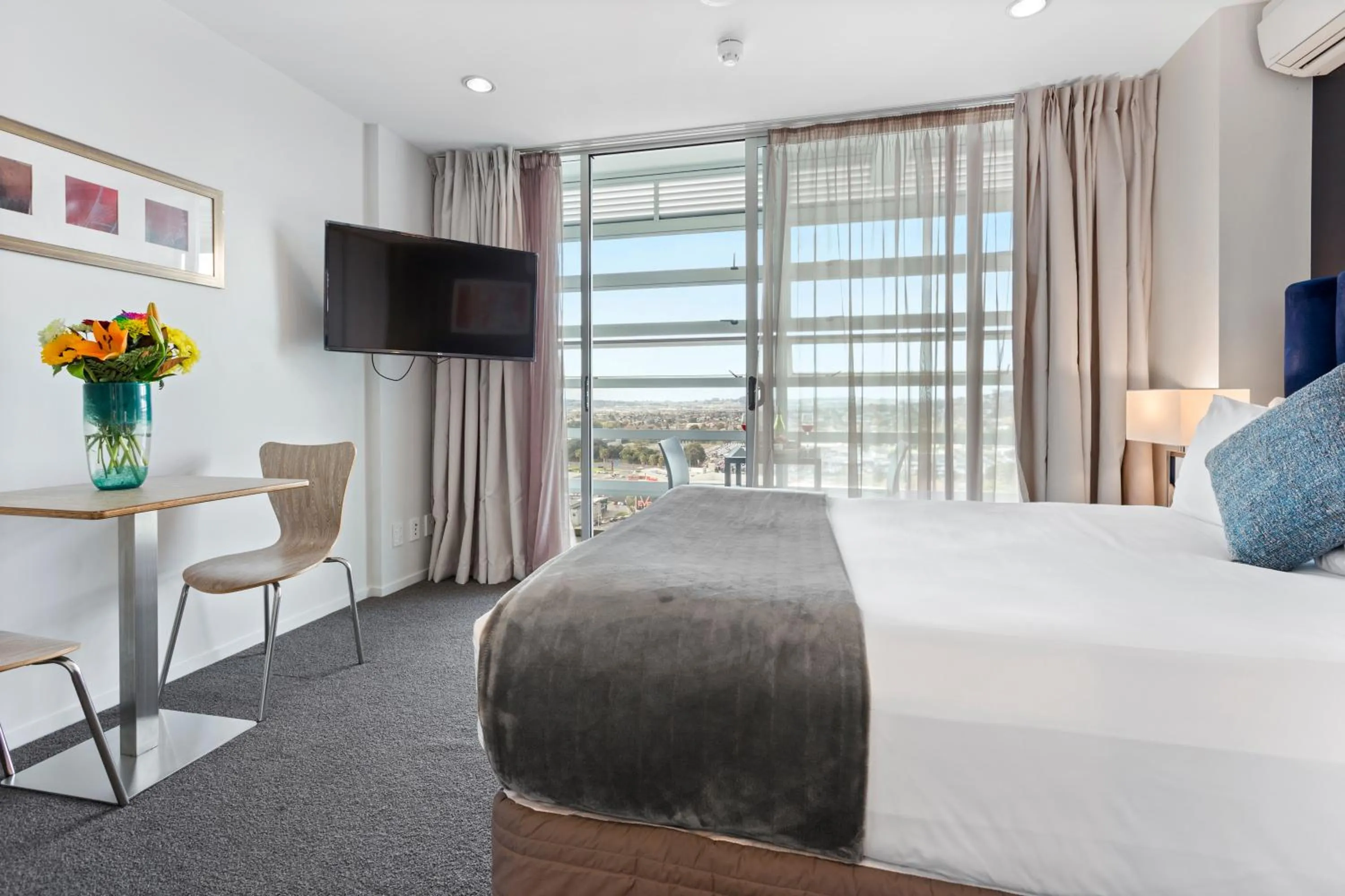 Photo of the whole room, Bed in Proximity Apartments Manukau / Auckland Airport
