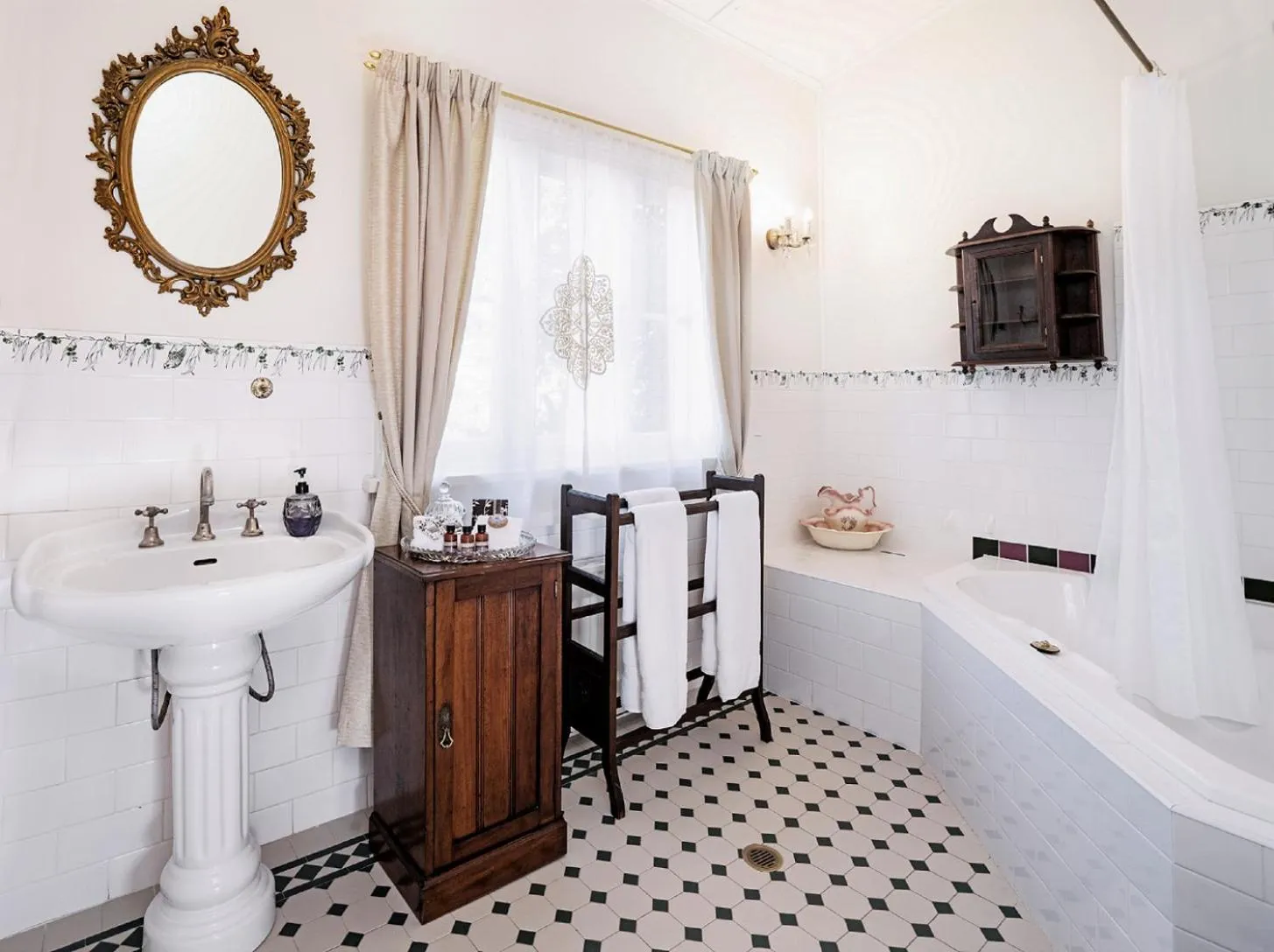 Bathroom in Kurrara Historic Guest House