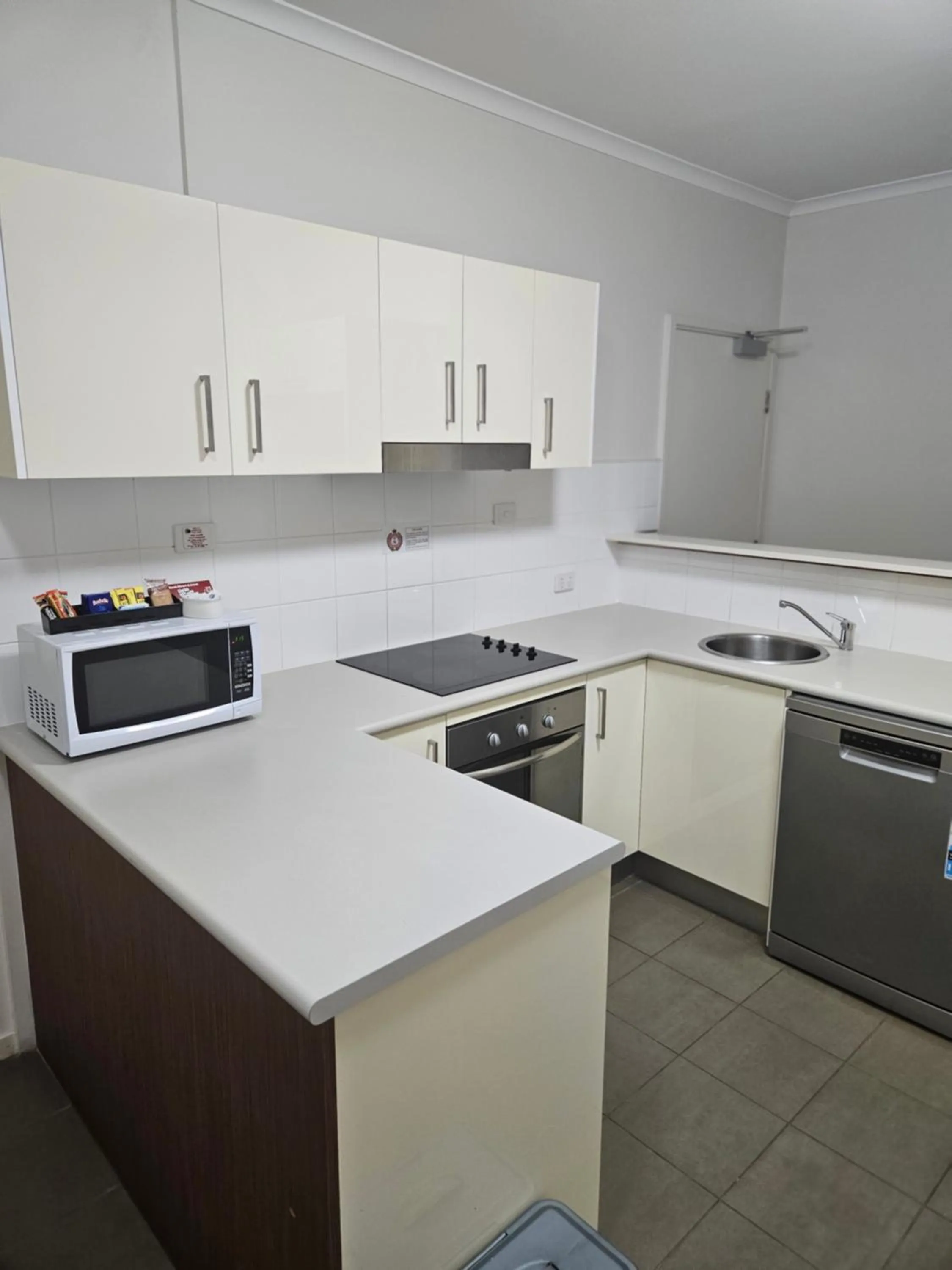 Kitchen or kitchenette in Gladstone City Central Apartment Hotel Official