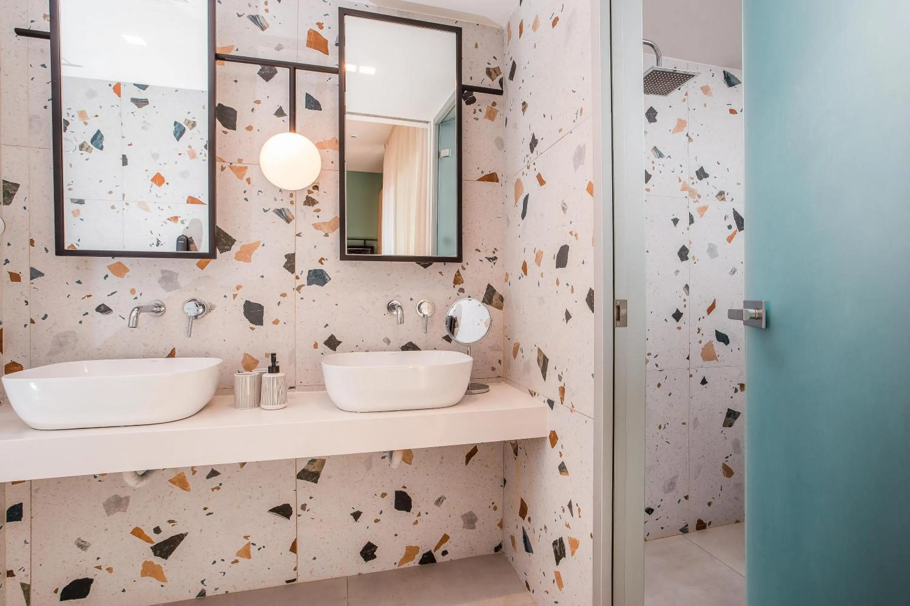 Bathroom in Mazoren Art Hotel