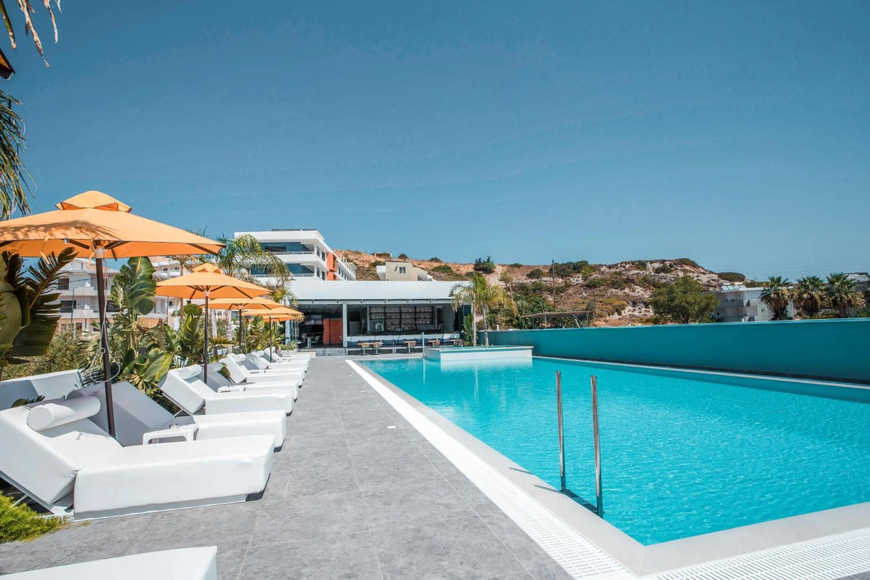 Swimming pool in Mazoren Art Hotel