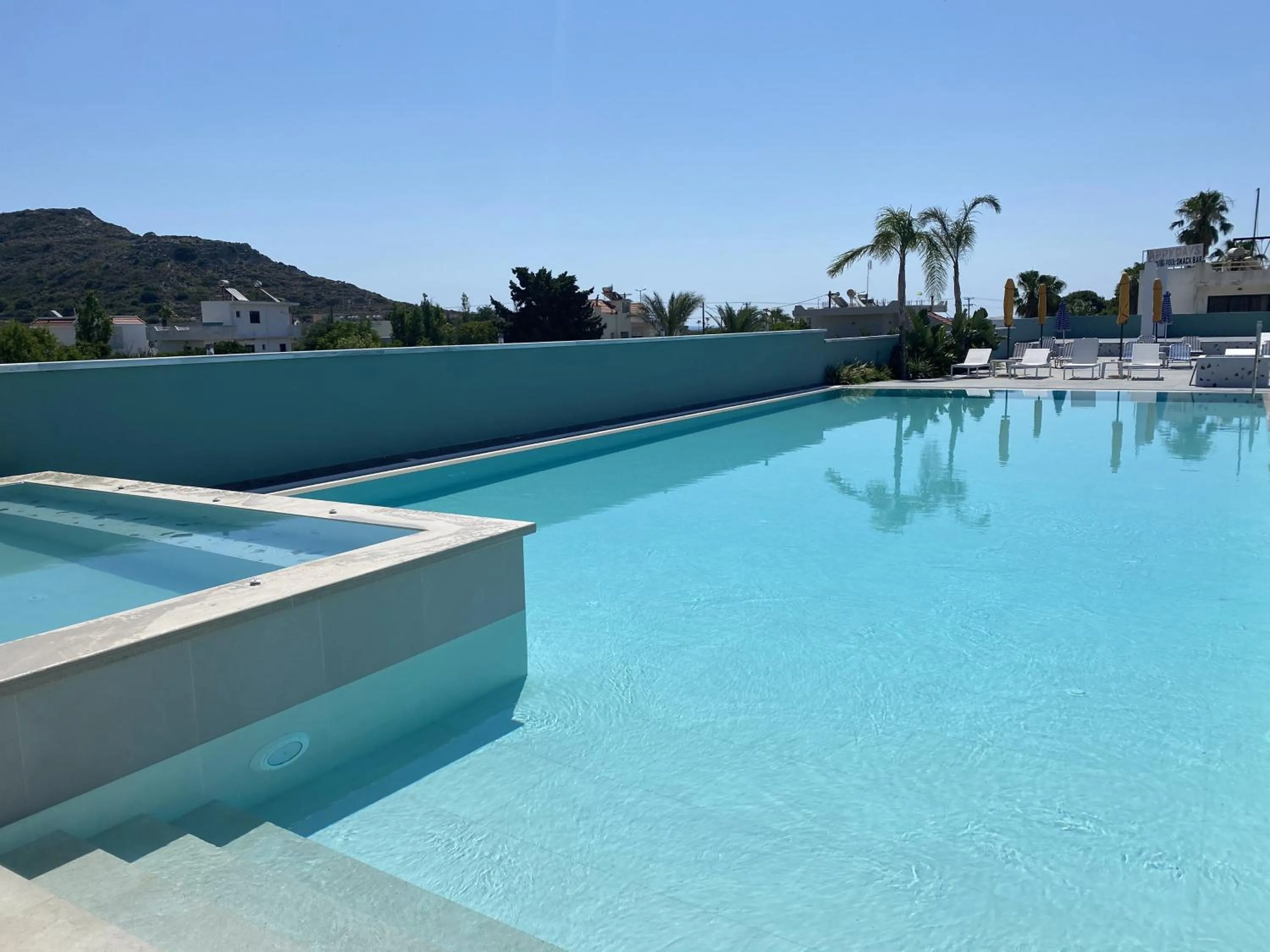 Swimming pool in Mazoren Art Hotel