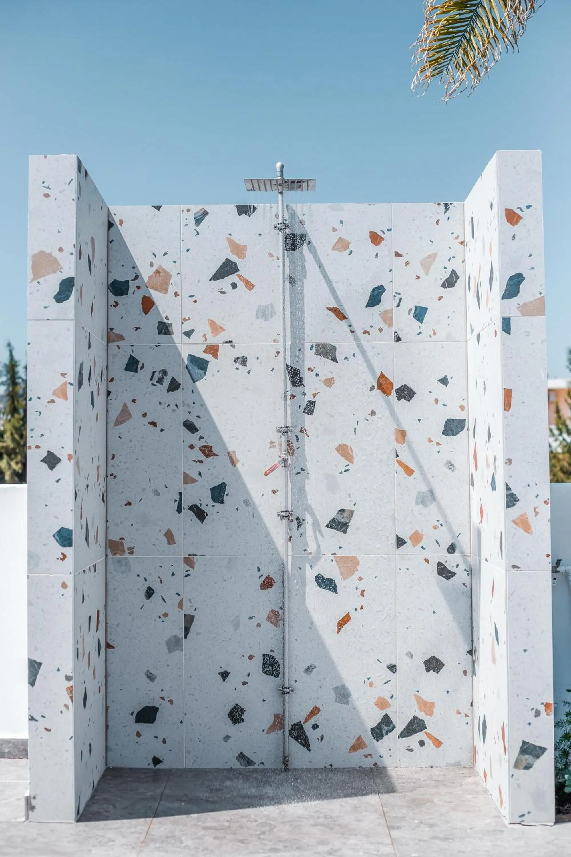 Swimming pool in Mazoren Art Hotel