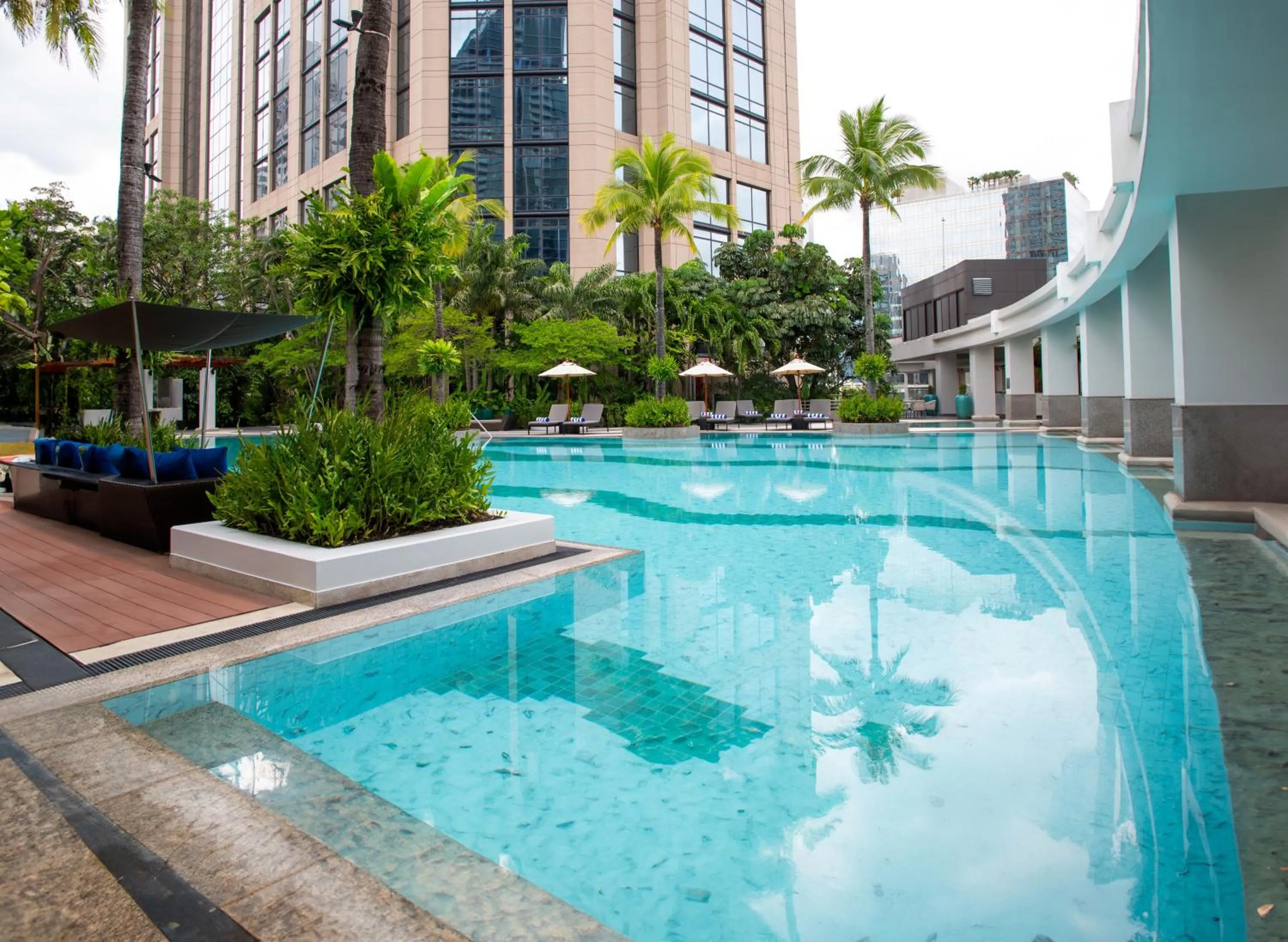 Swimming pool in Emporium Suites by Chatrium