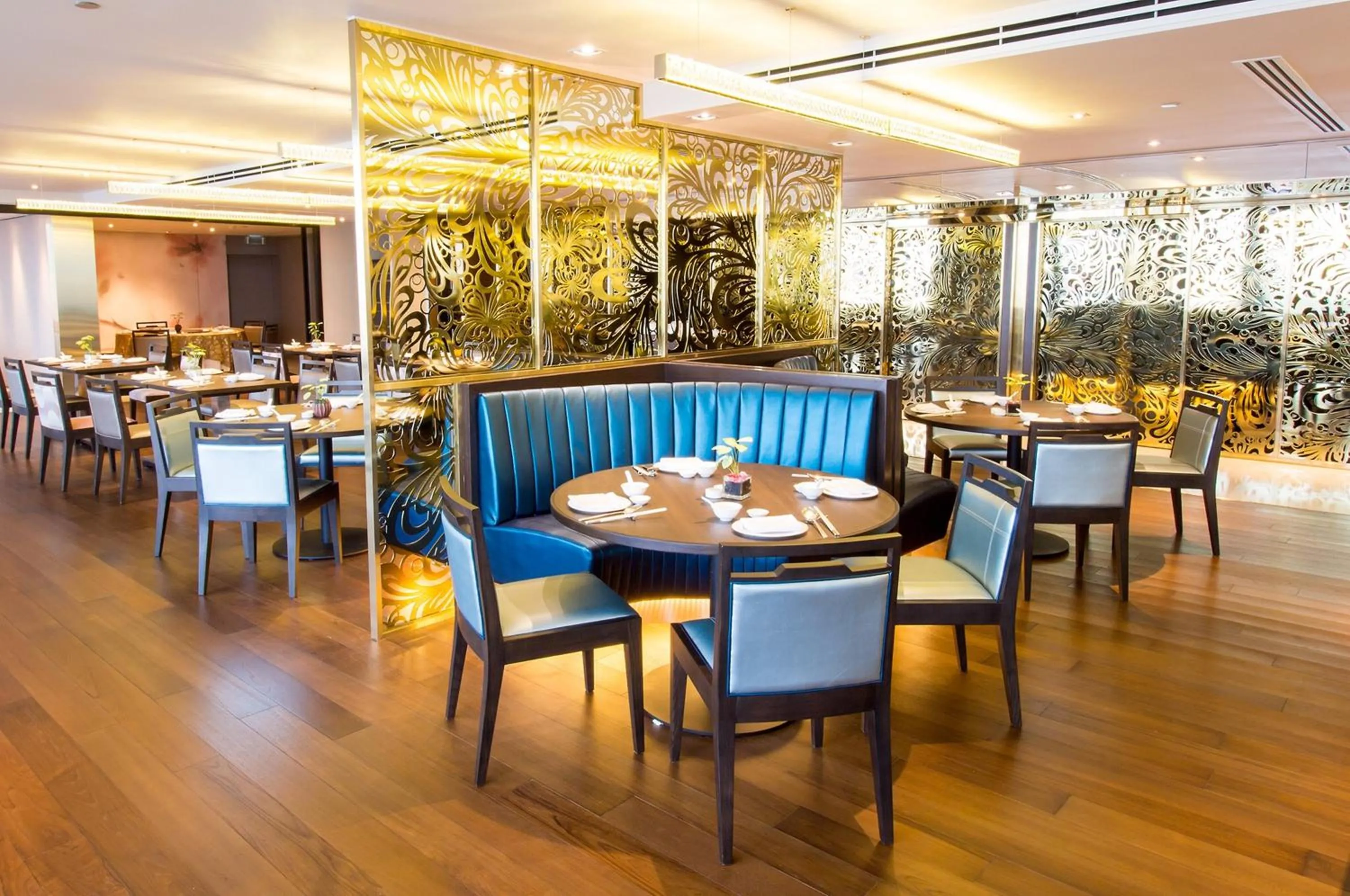 Restaurant/places to eat in Emporium Suites by Chatrium