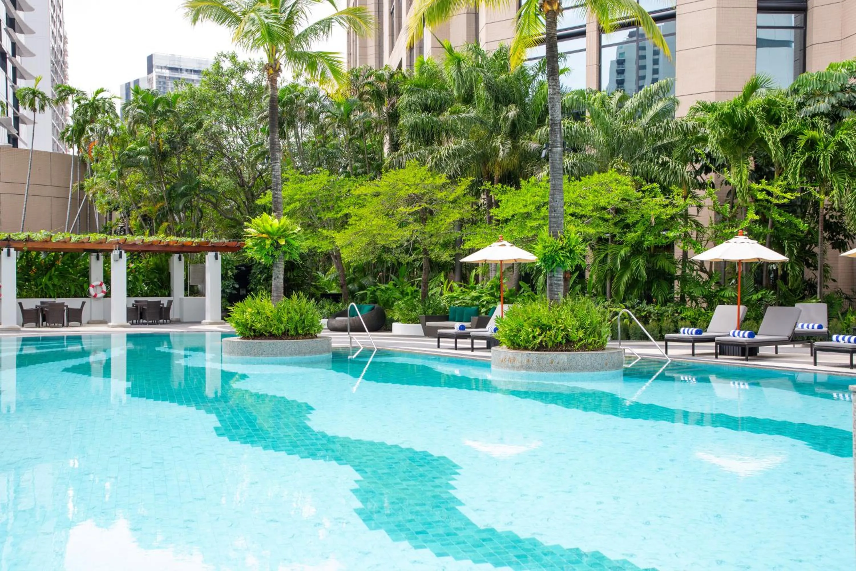 Swimming pool in Emporium Suites by Chatrium