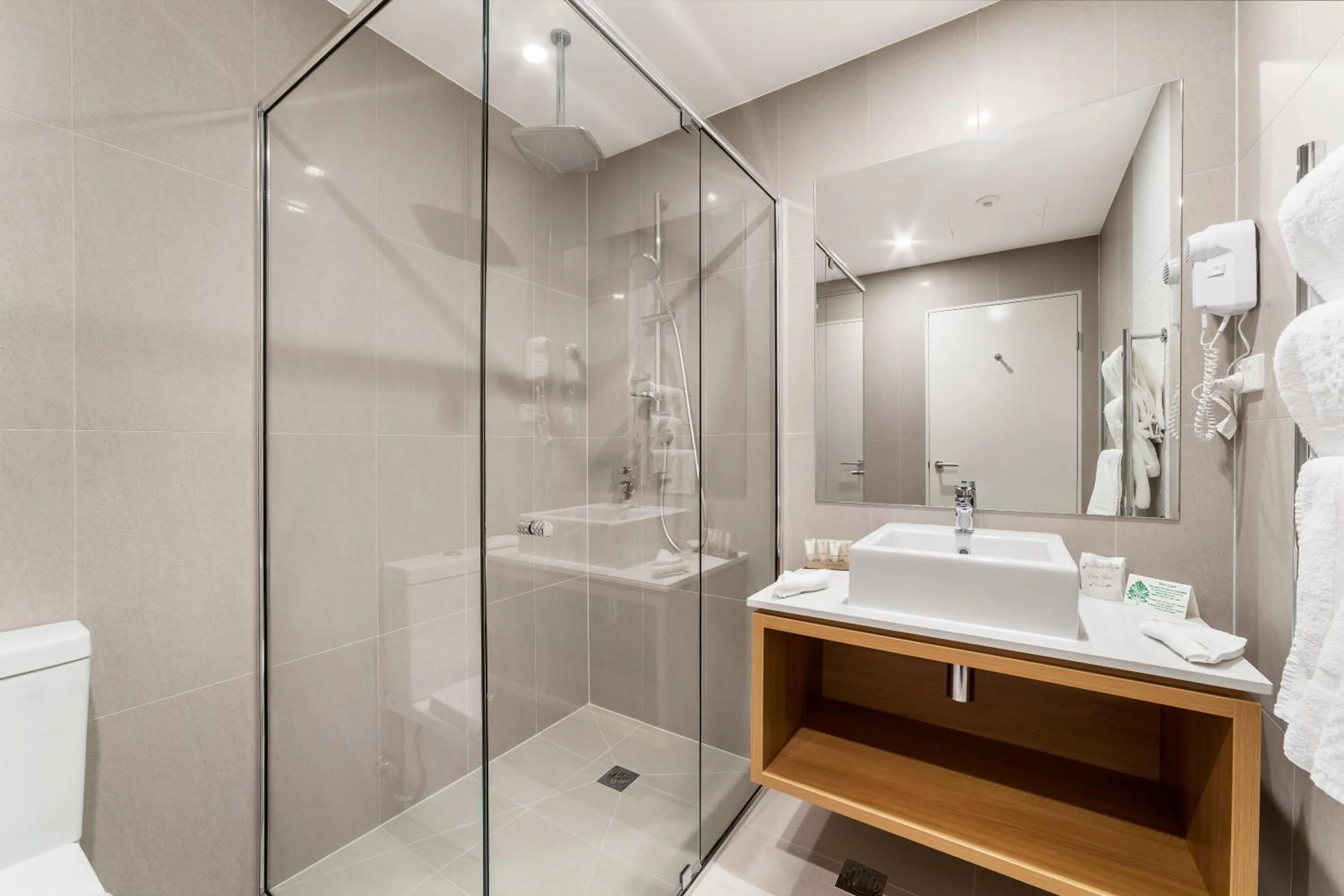 Bathroom in Ciloms Airport Lodge Melbourne Airport