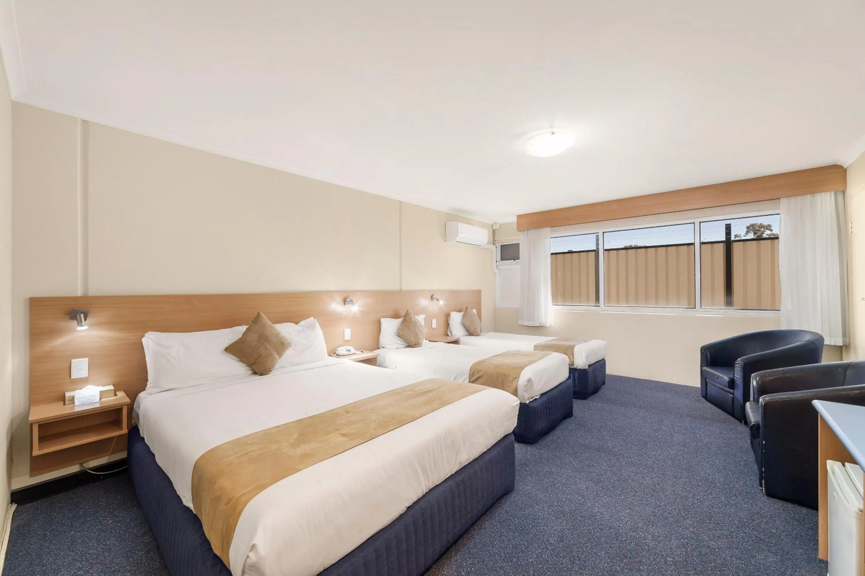 Bedroom, Bed in Ciloms Airport Lodge Melbourne Airport
