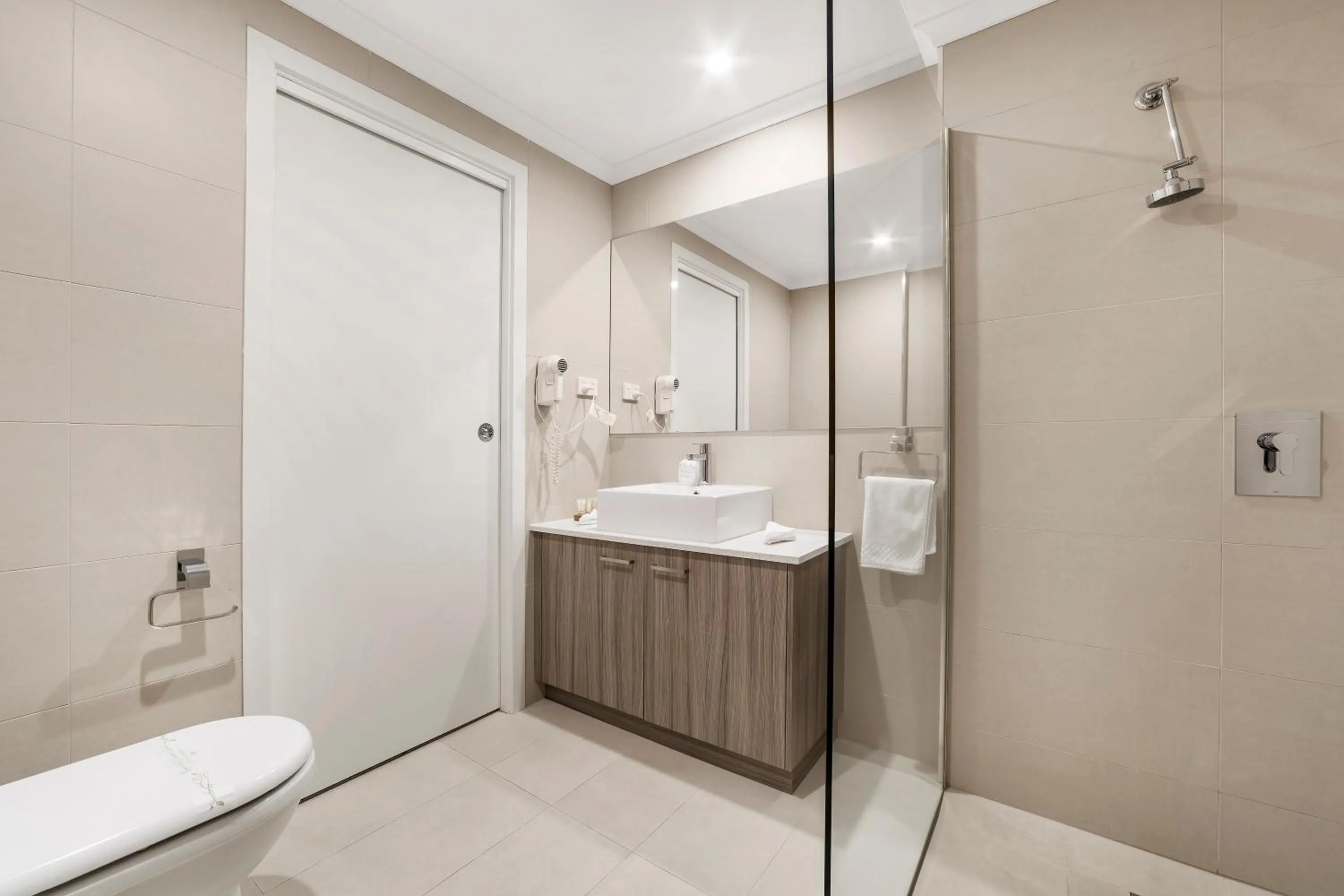 Bathroom in Ciloms Airport Lodge Melbourne Airport