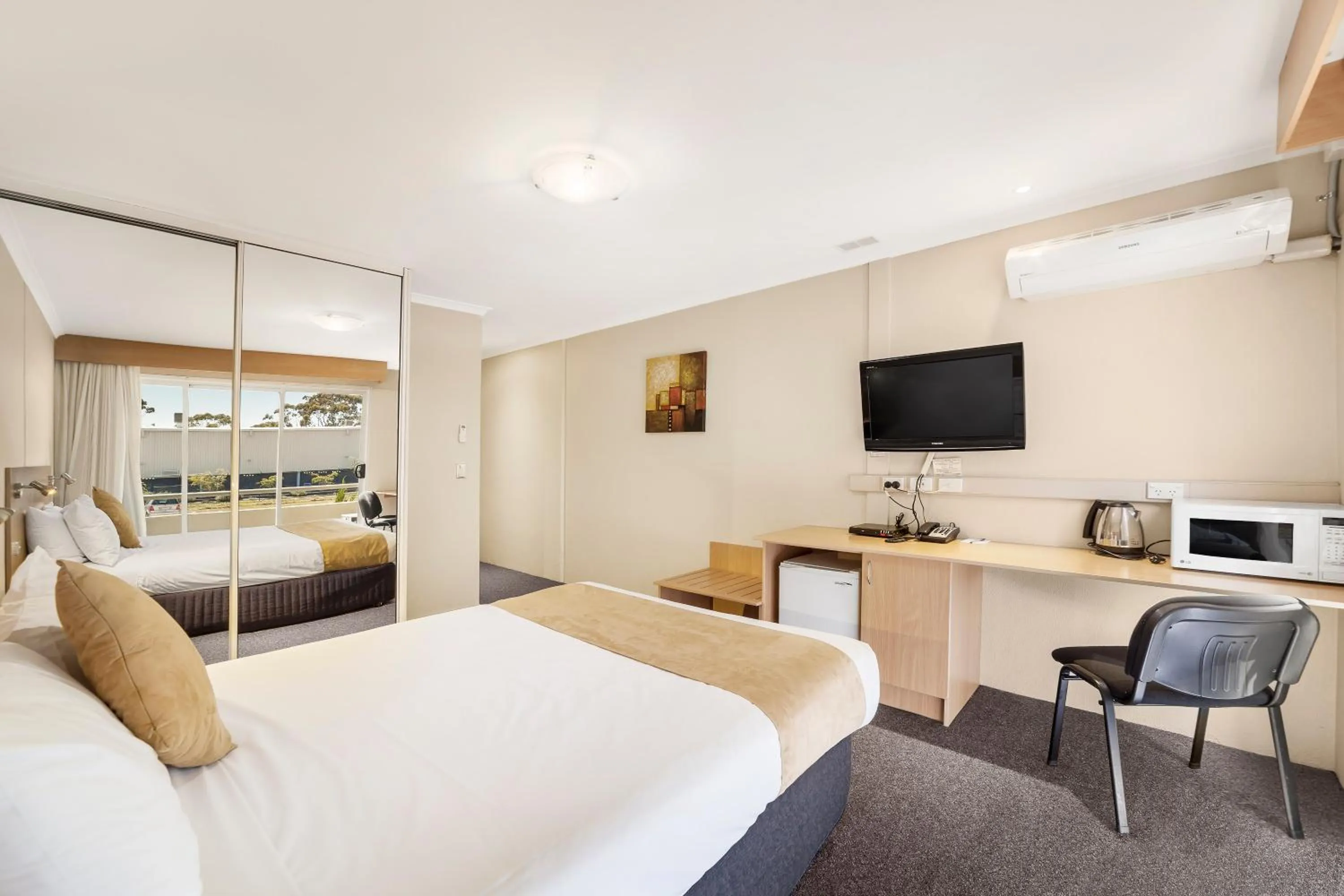 Bedroom, Bed in Ciloms Airport Lodge Melbourne Airport