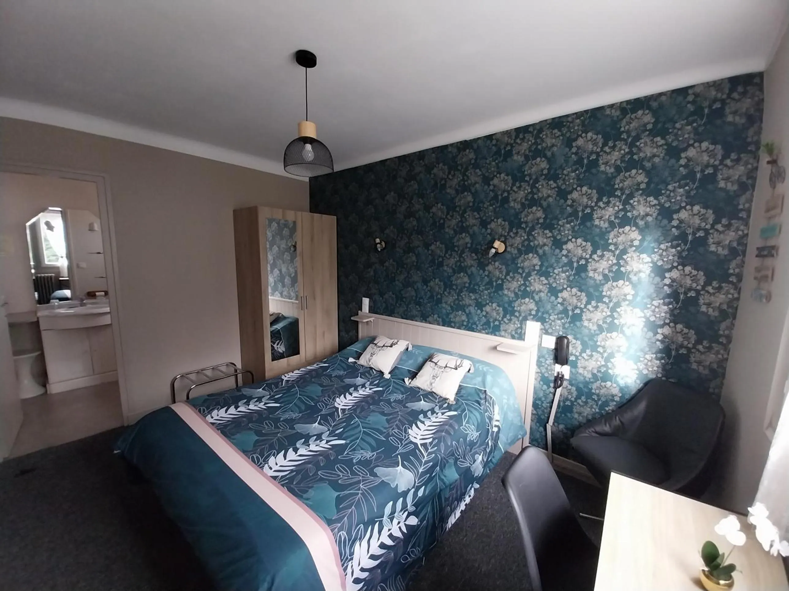 Property building, Bed in Hôtel les Deux Cols