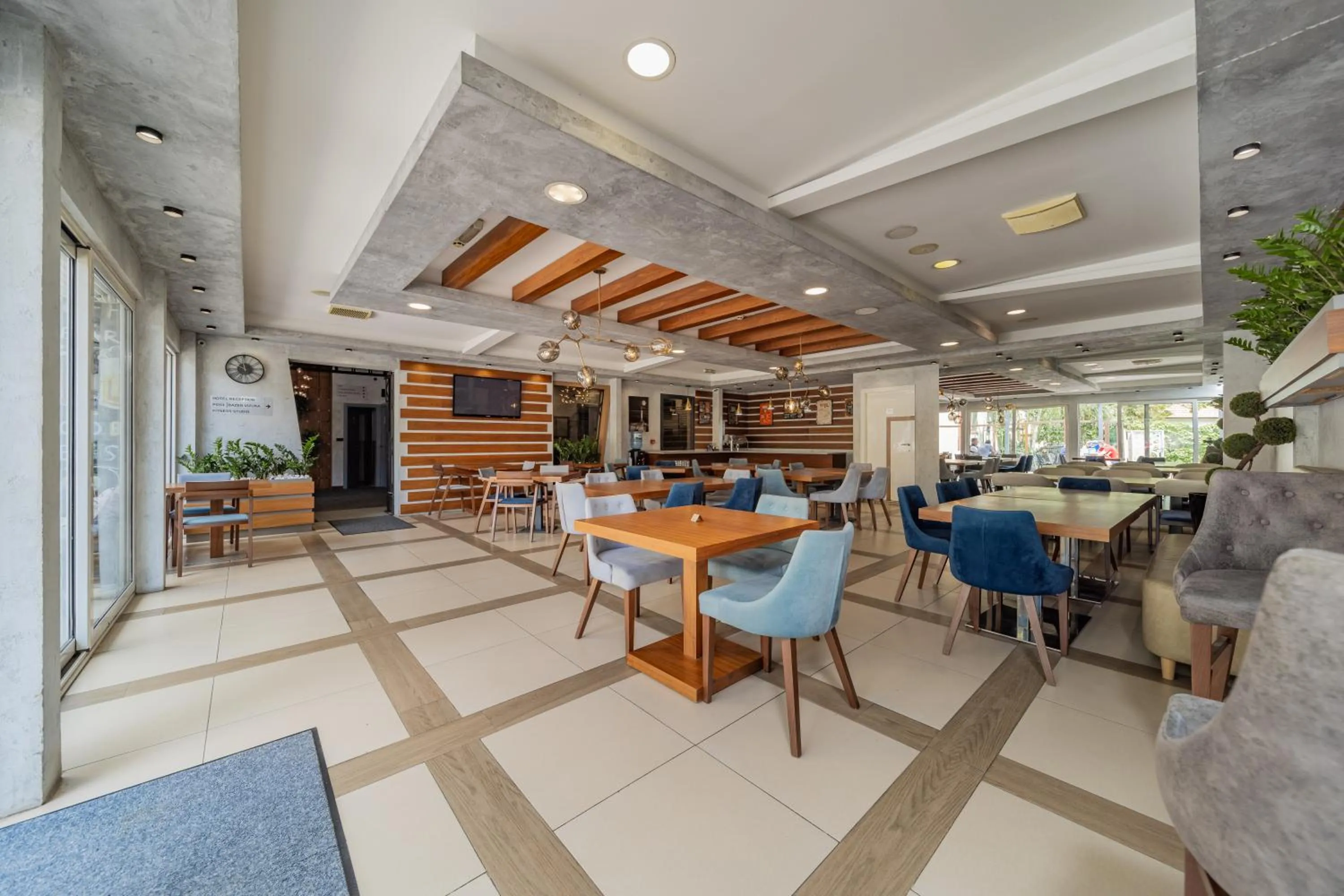 Restaurant/places to eat in Hotel Garni VIZURA Sport