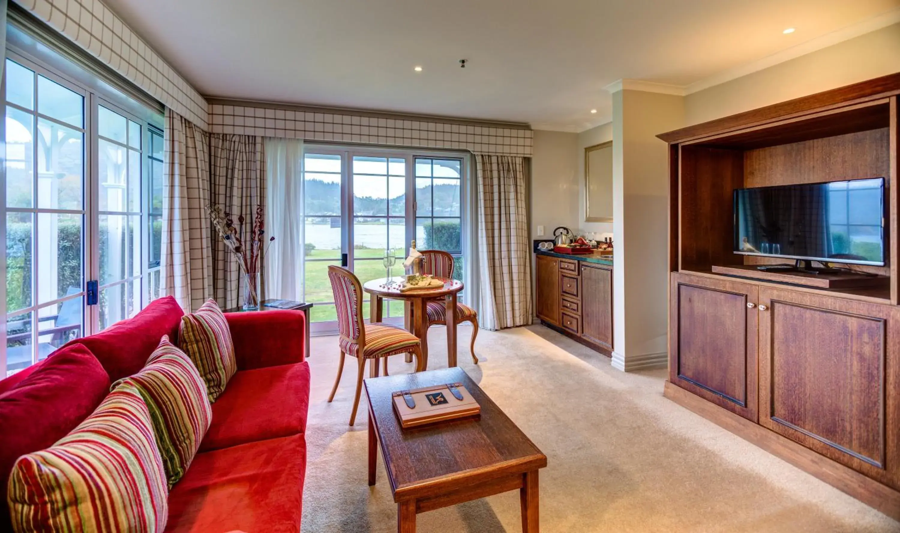 Executive Suite with Spa Bath in VR Rotorua Lake Resort Executive Suite with Spa Bath in VR Rotorua Lake Resort