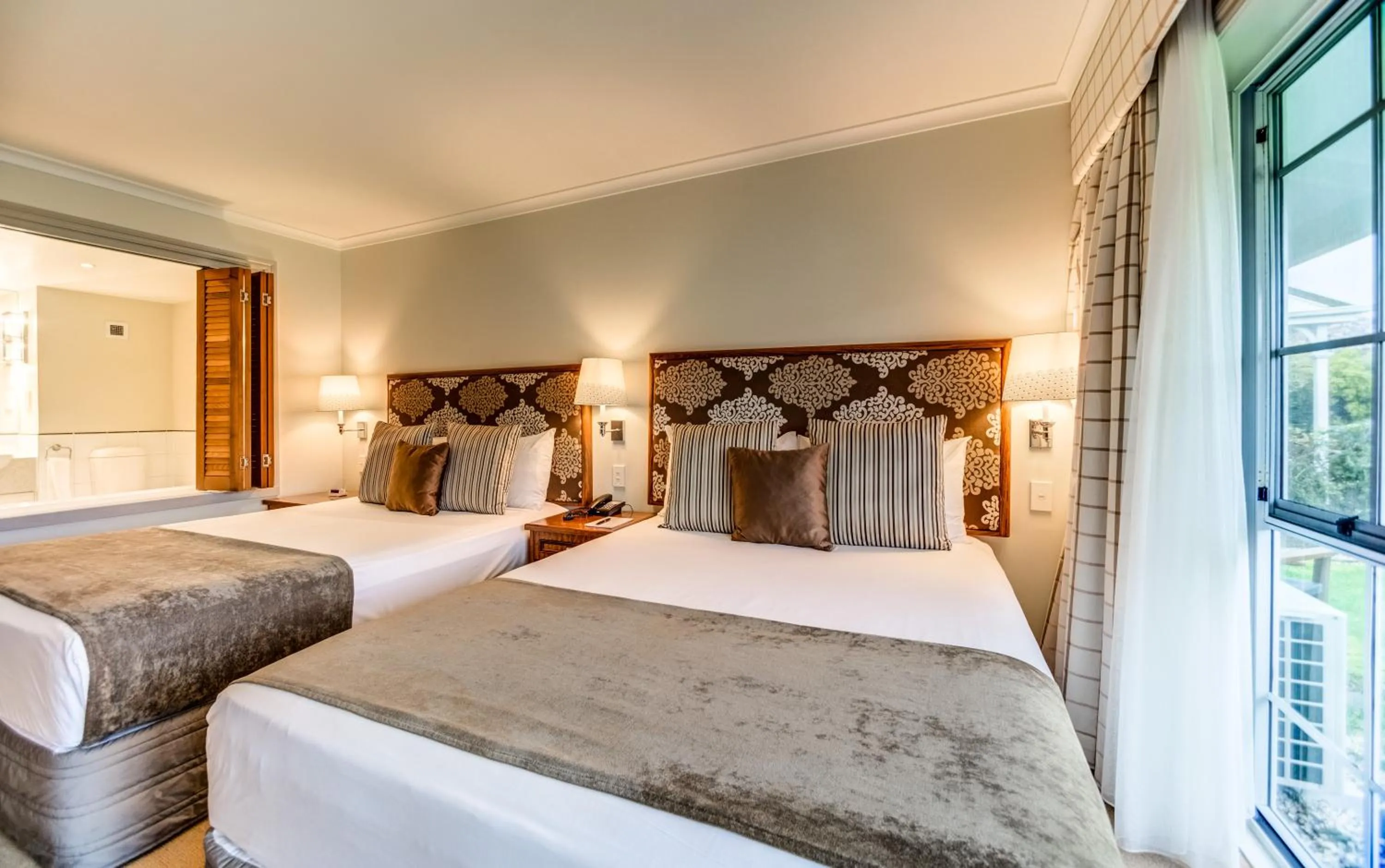 Bed in VR Rotorua Lake Resort