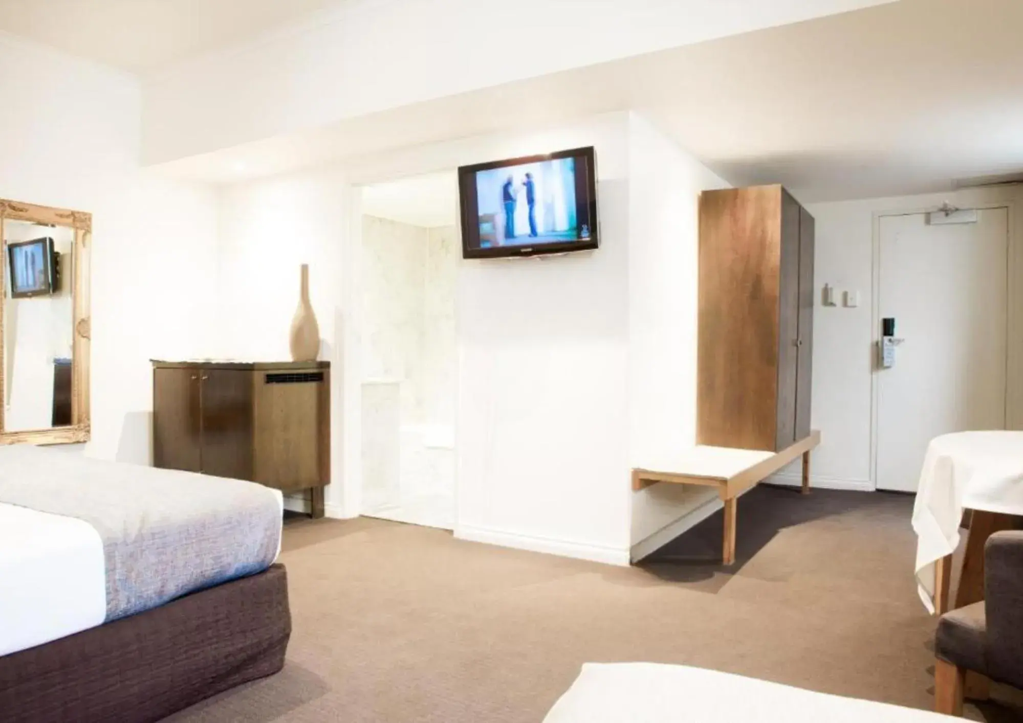 Standard King Room in The Richmond Hotel - Adelaide Standard King Room in The Richmond Hotel - Adelaide