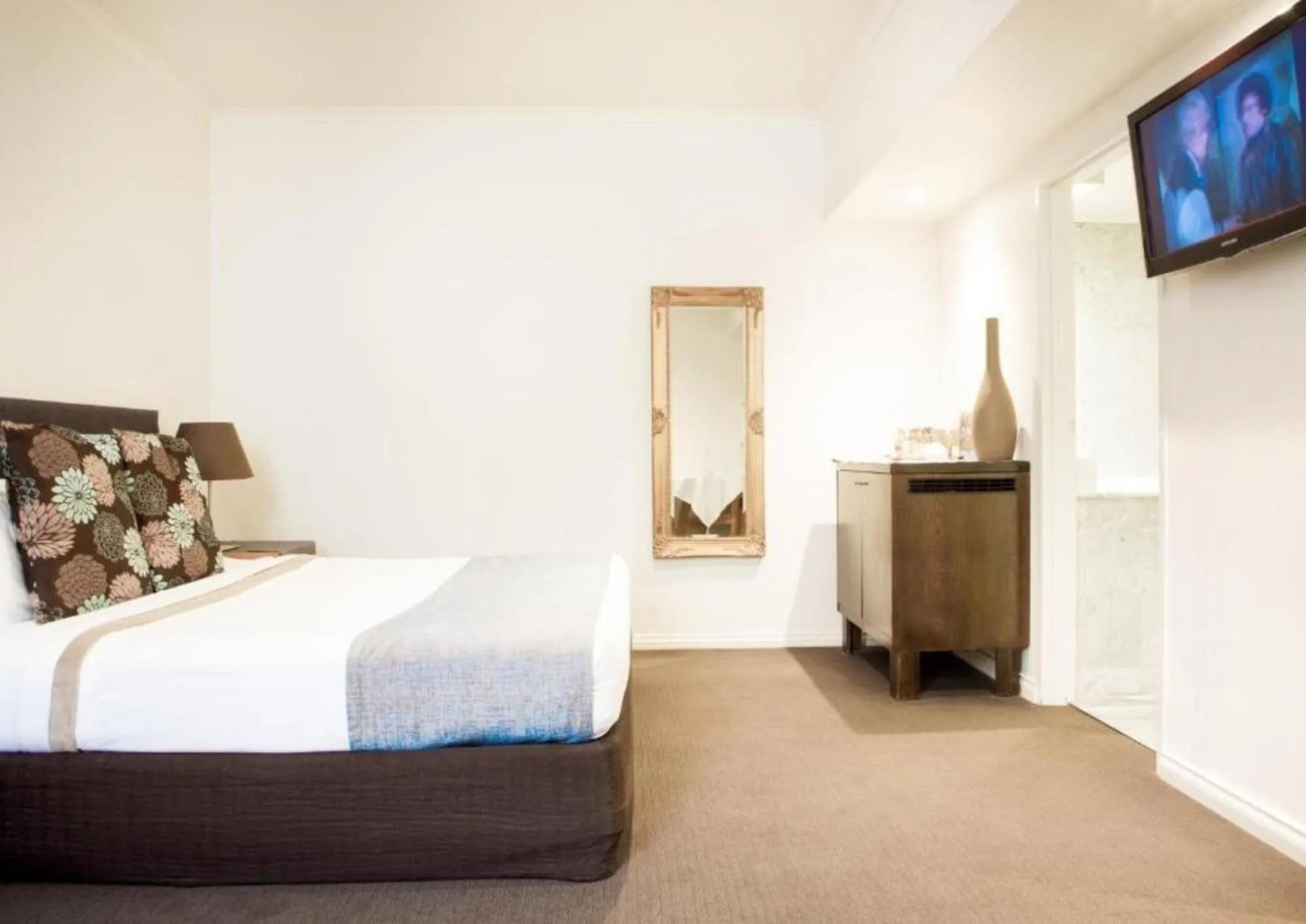 Bedroom, Bed in The Richmond Hotel - Adelaide