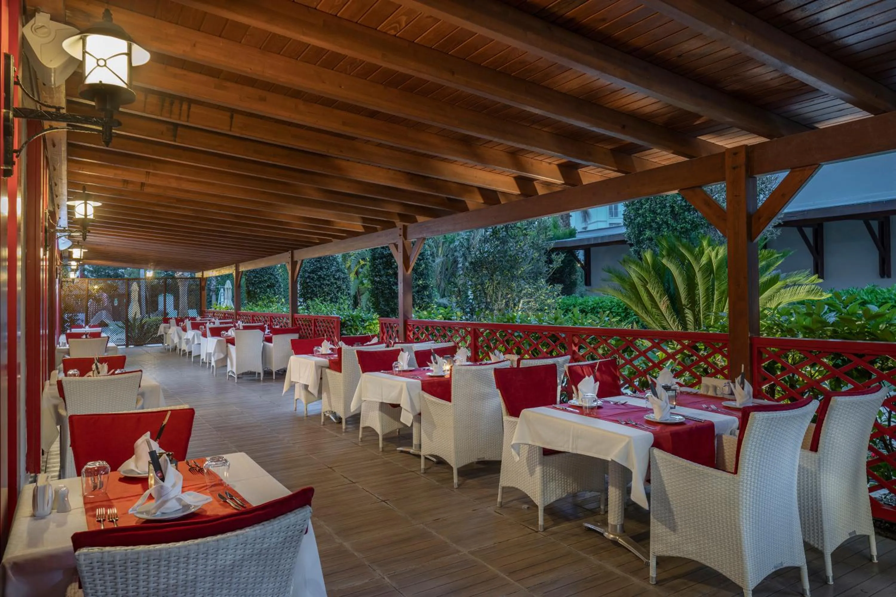 Restaurant/places to eat in Wyndham Garden Lara