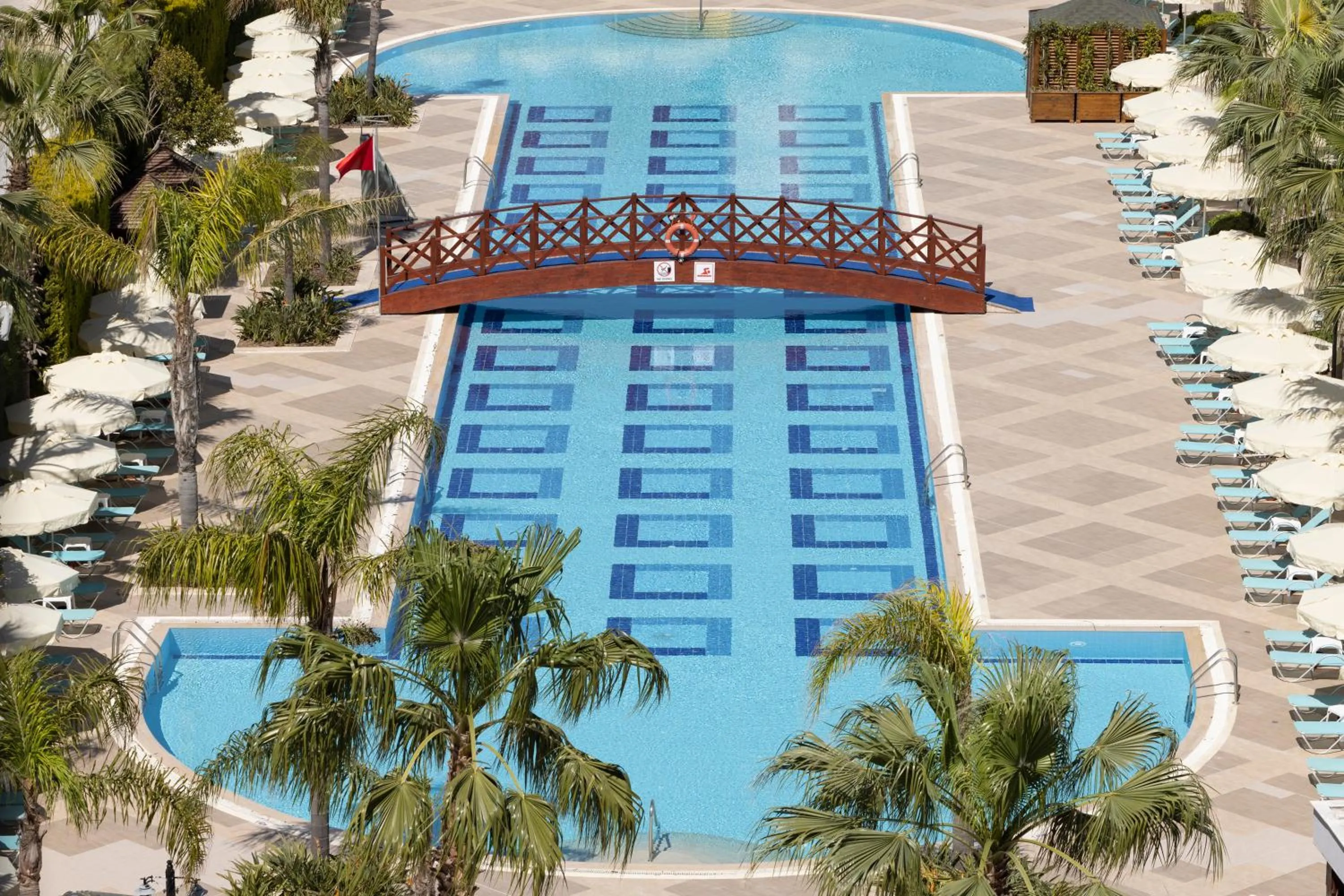 Swimming pool in Wyndham Garden Lara