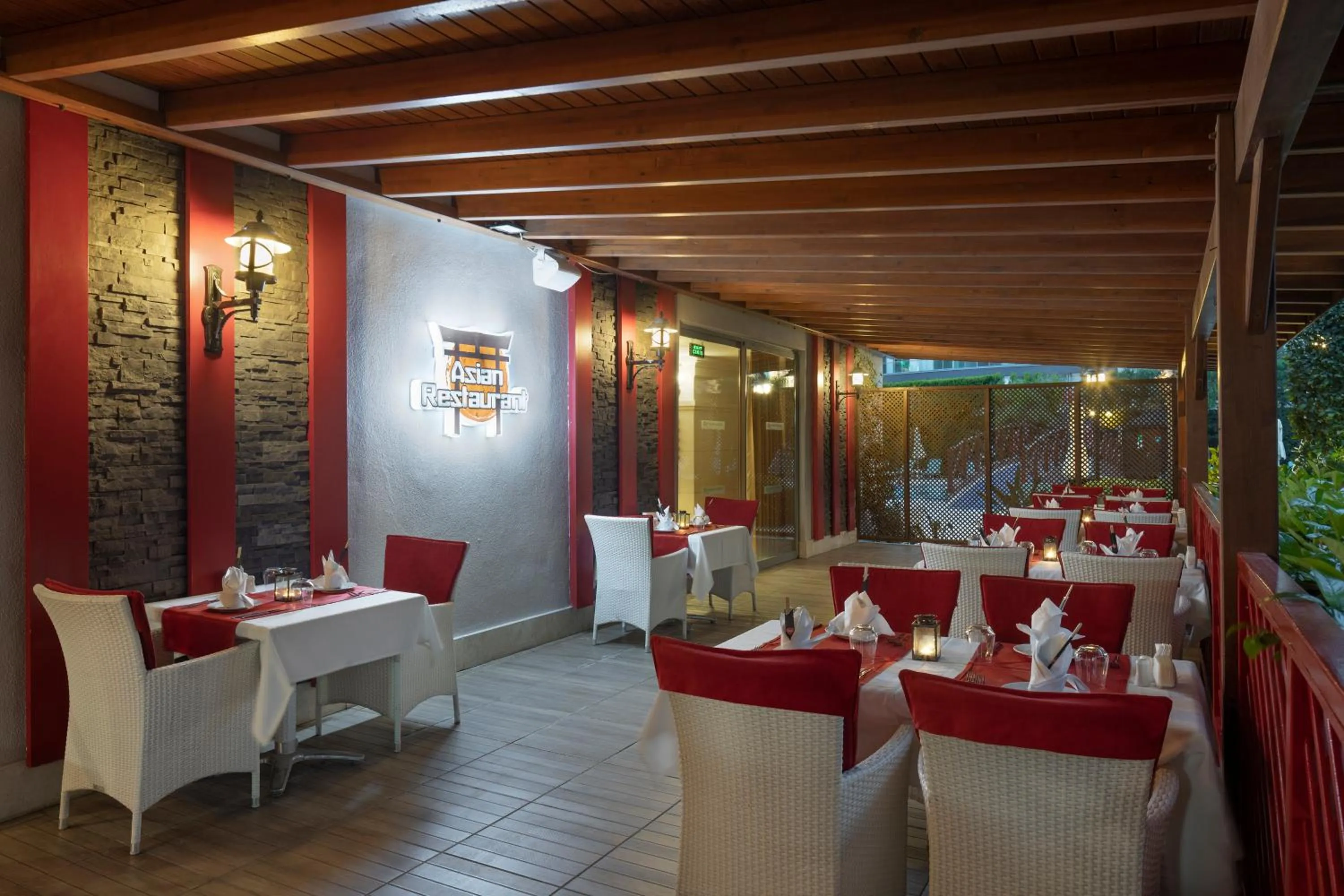 Restaurant/places to eat in Wyndham Garden Lara