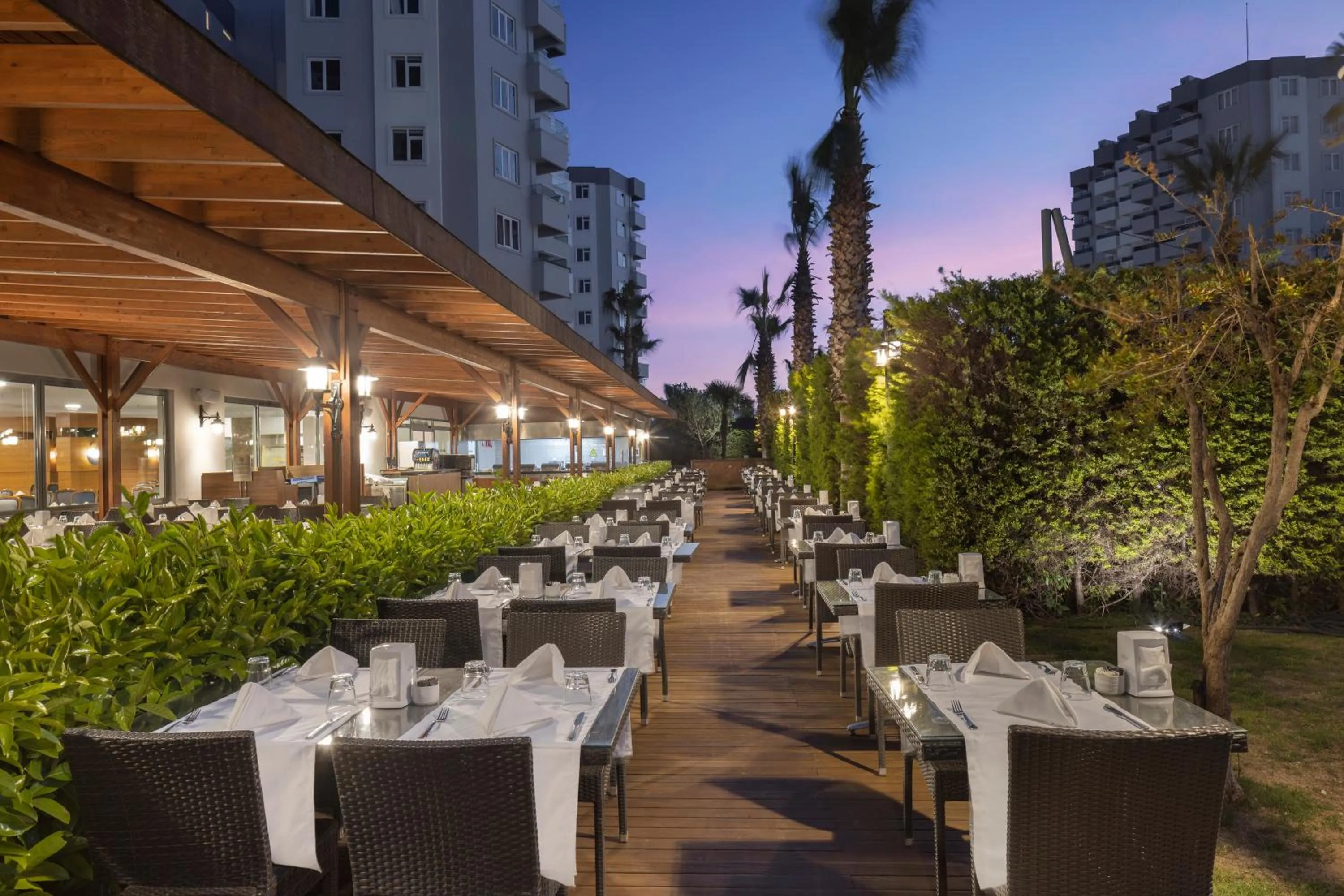 Restaurant/places to eat in Wyndham Garden Lara