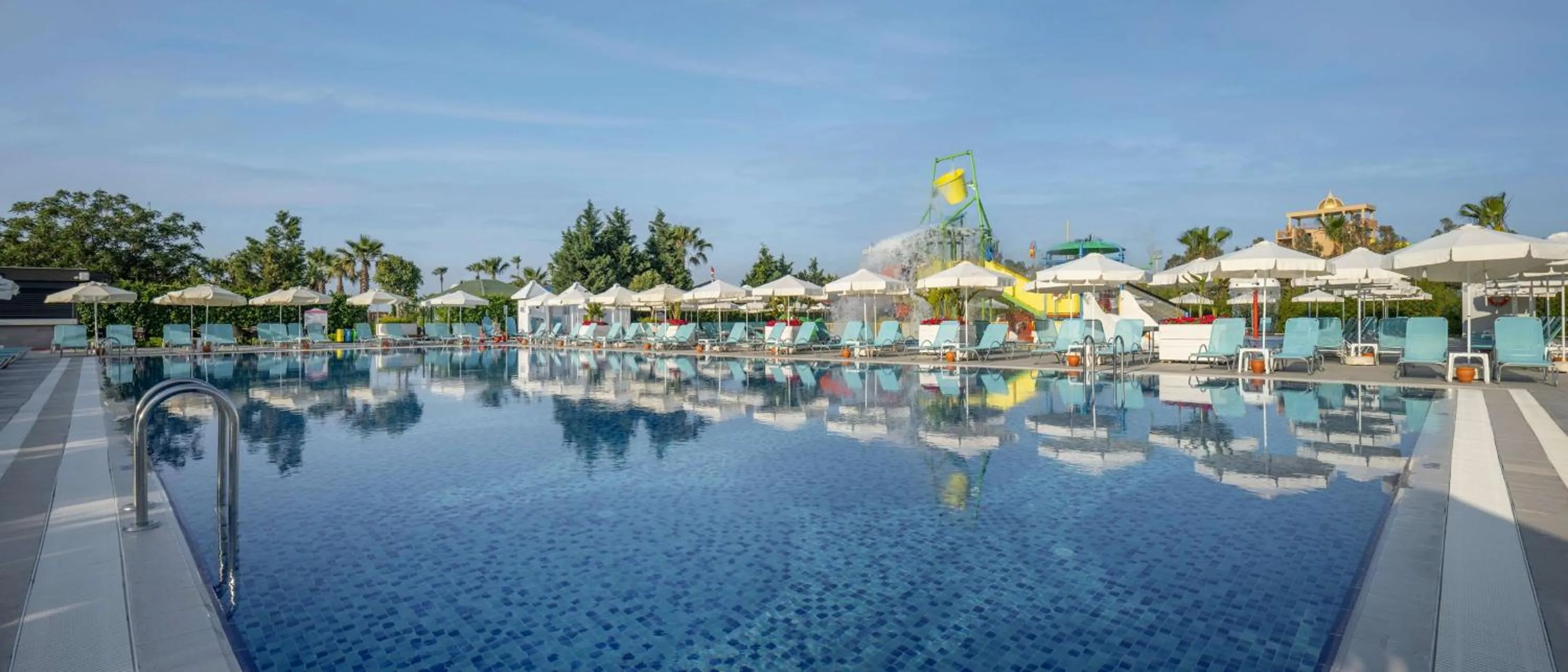 Swimming pool in Wyndham Garden Lara