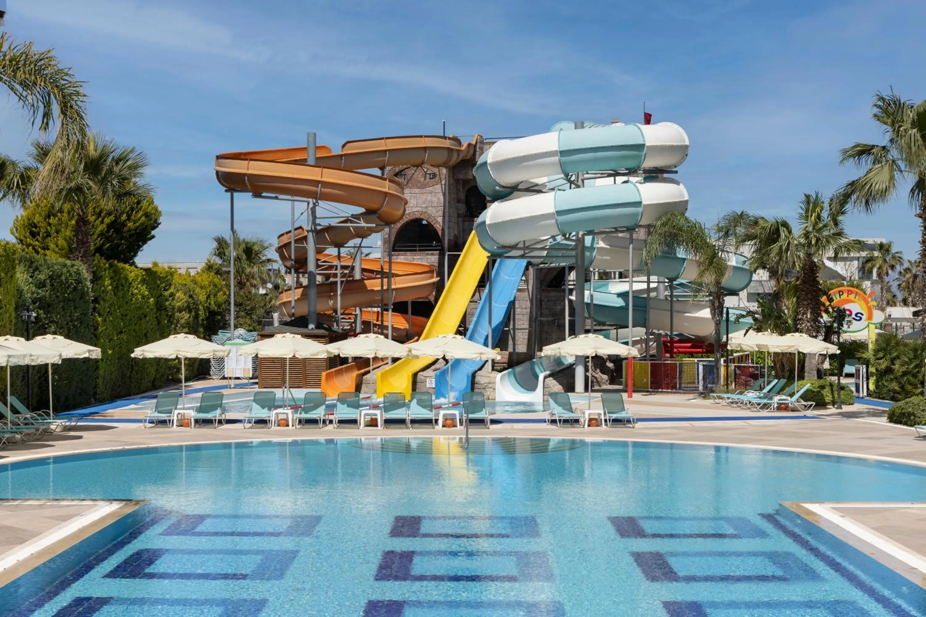 Swimming pool in Wyndham Garden Lara