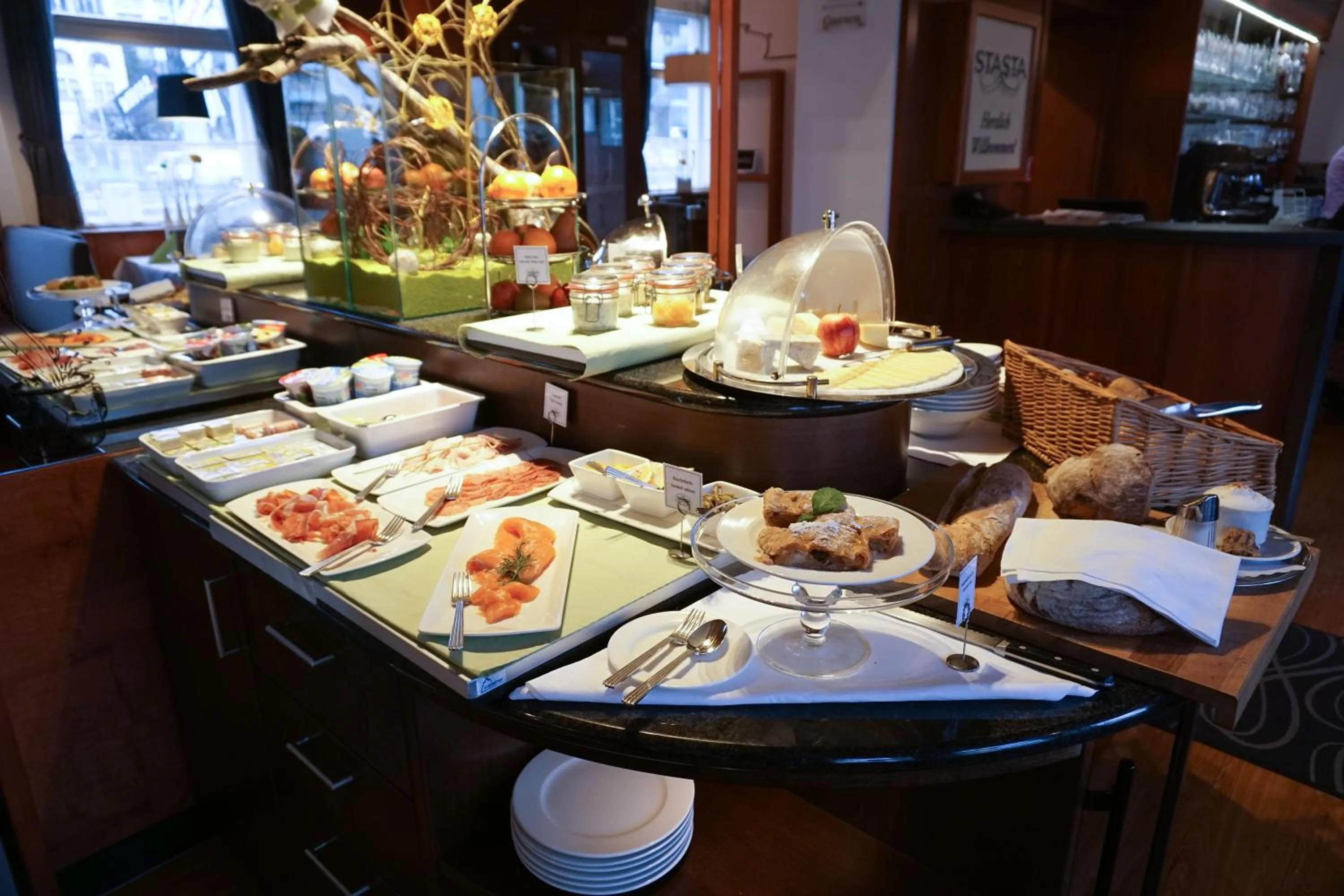 Food and drinks in Der Stasta