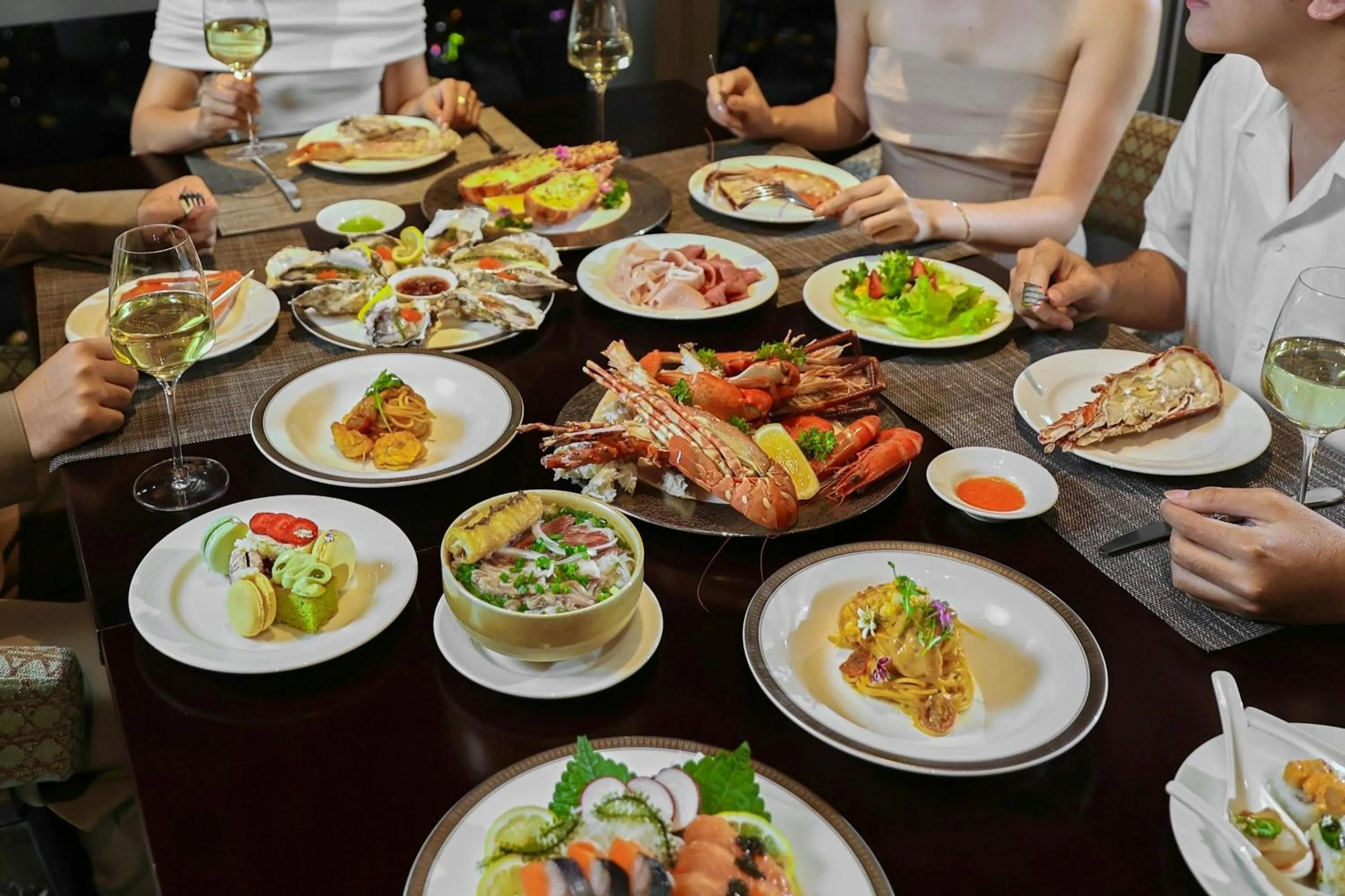 Restaurant/places to eat in Vinpearl Landmark 81, Autograph Collection