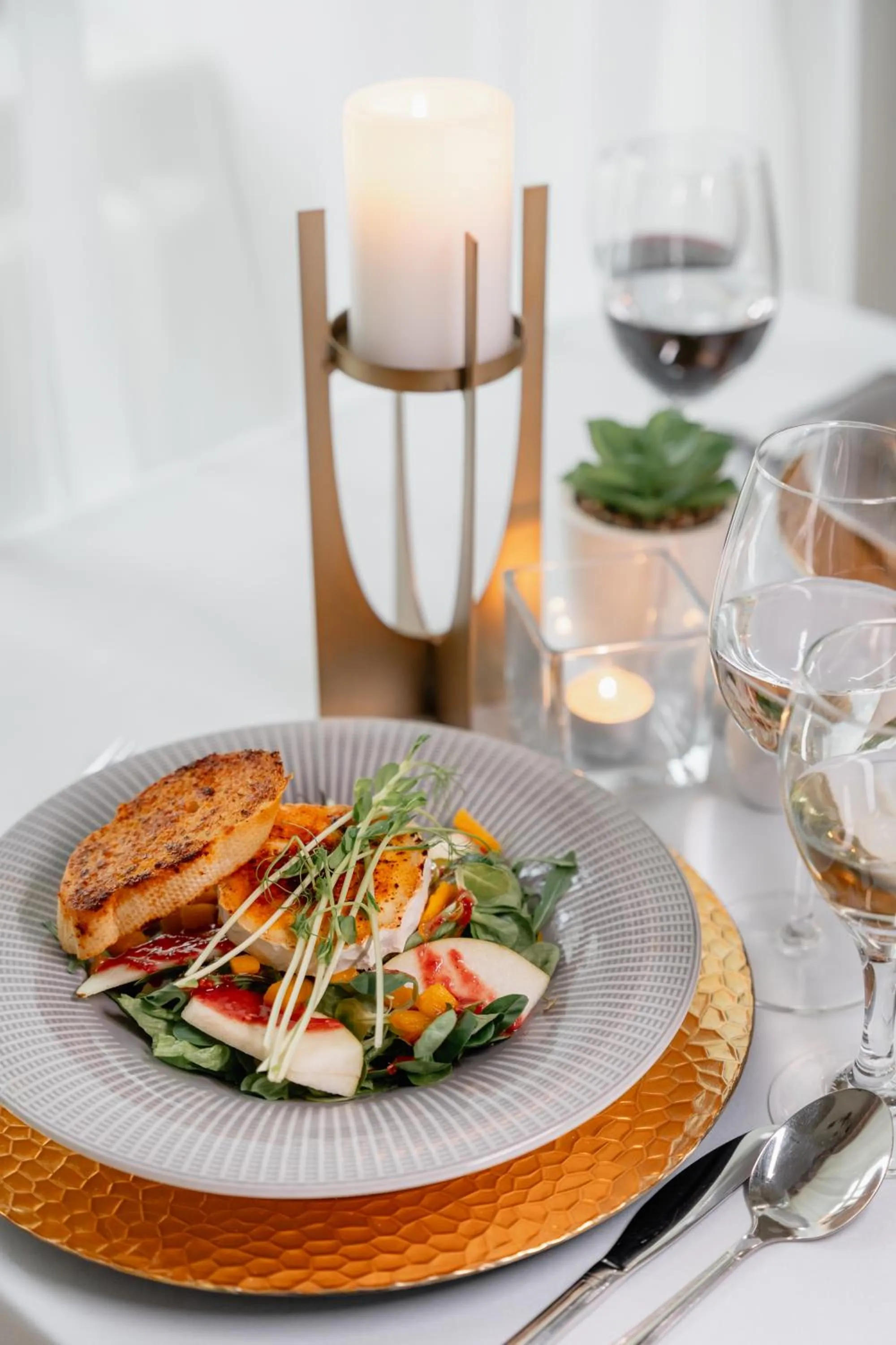 Restaurant/places to eat in Pałac Wojanów