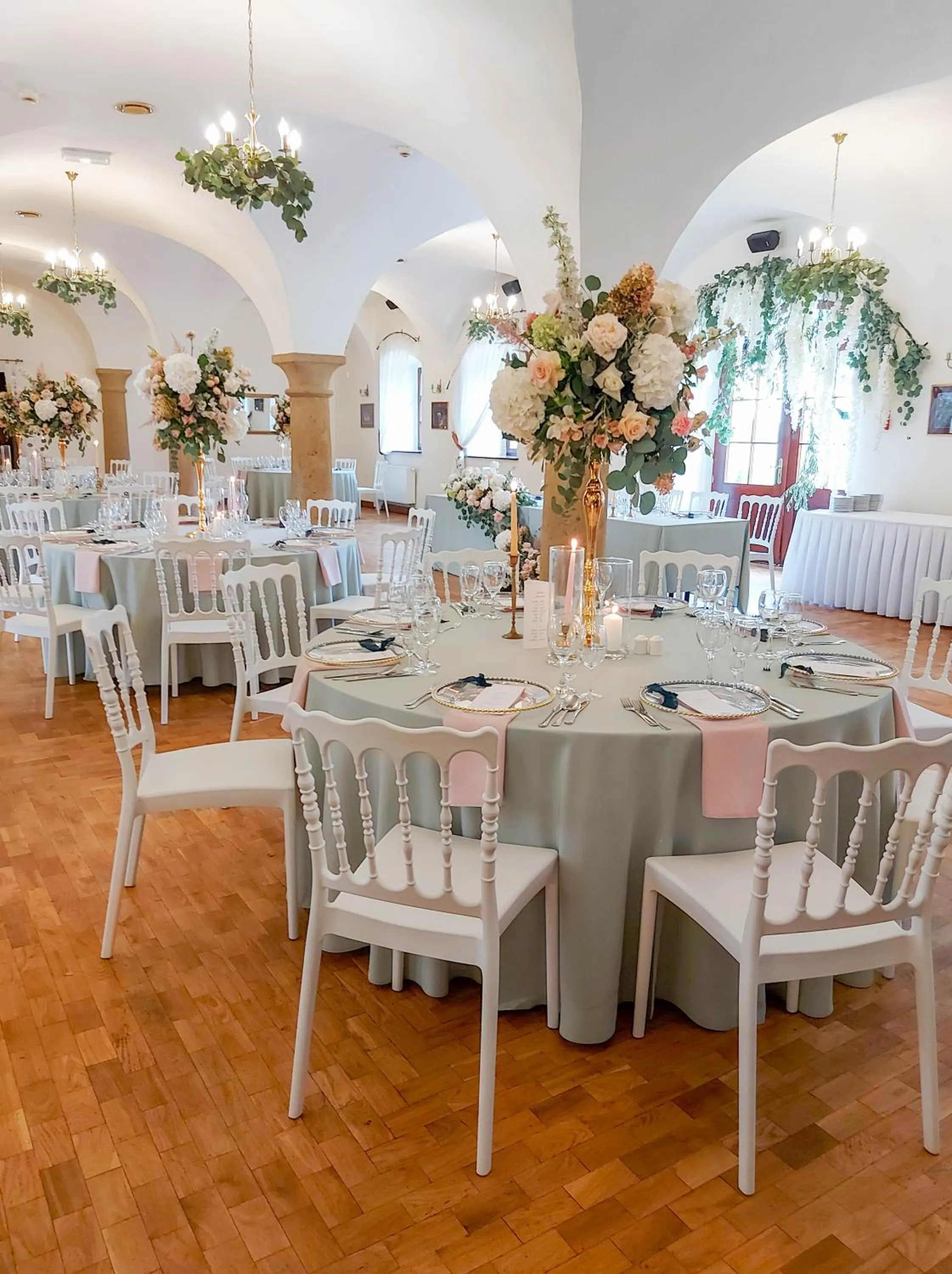 Restaurant/places to eat in Pałac Wojanów