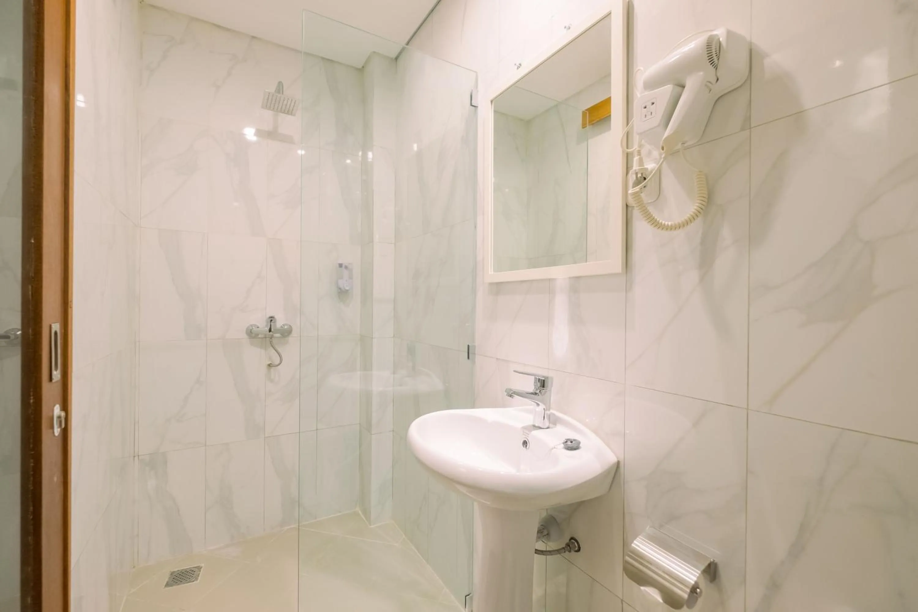 Shower in Caroline Guest House