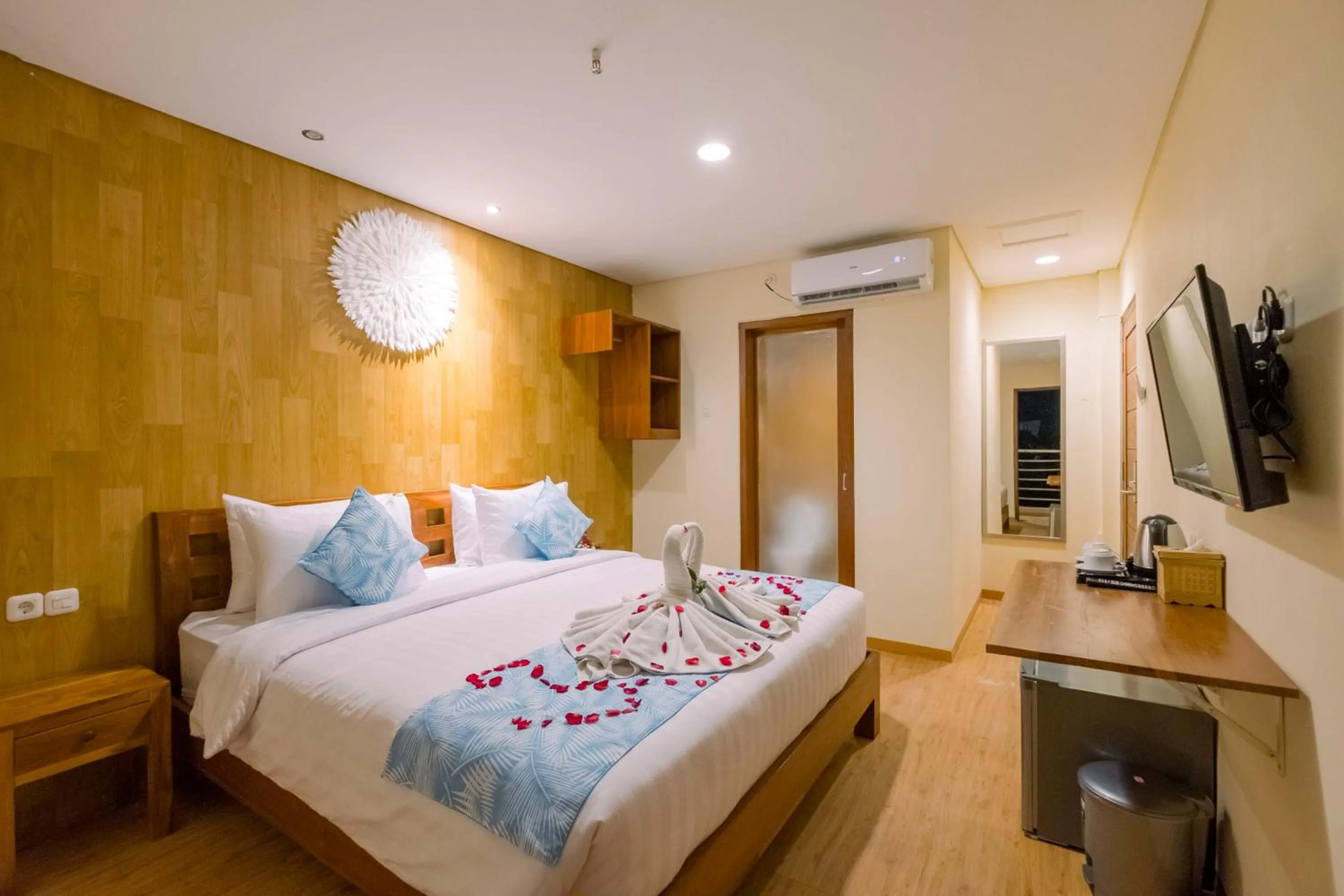 Shower, Bed in Caroline Guest House