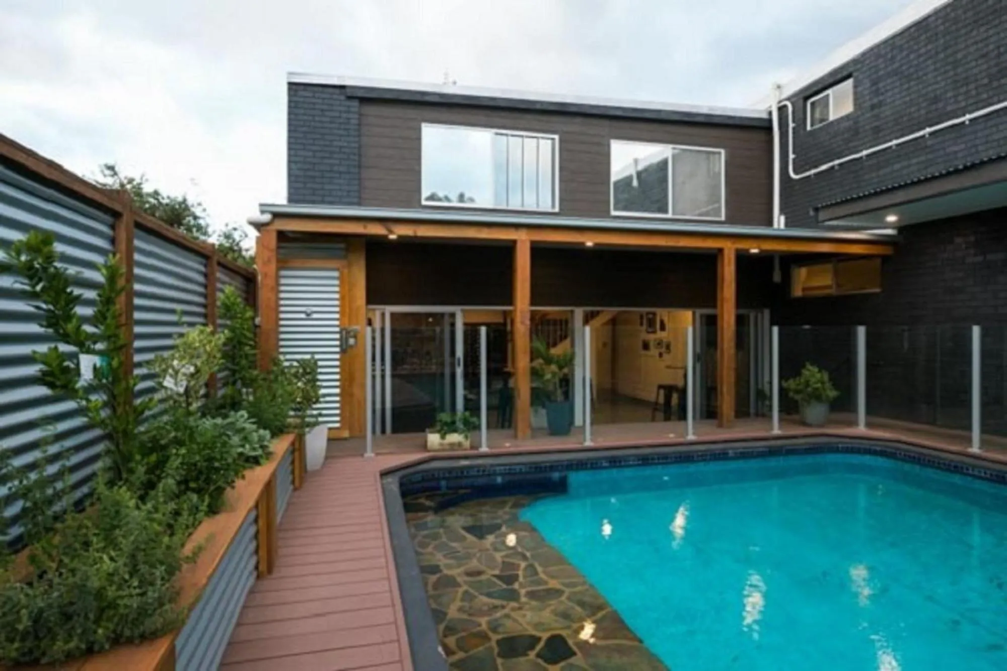 Swimming pool in Heathcote Inn