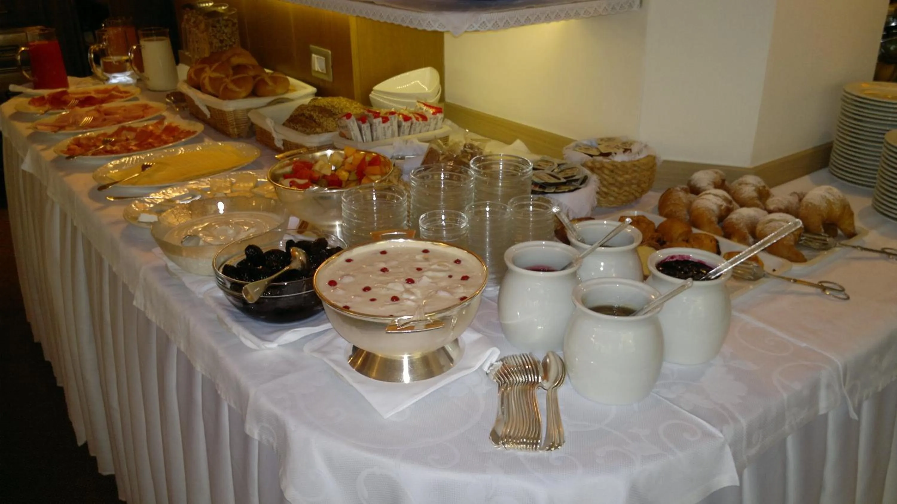 Buffet breakfast in Hotel Ingram