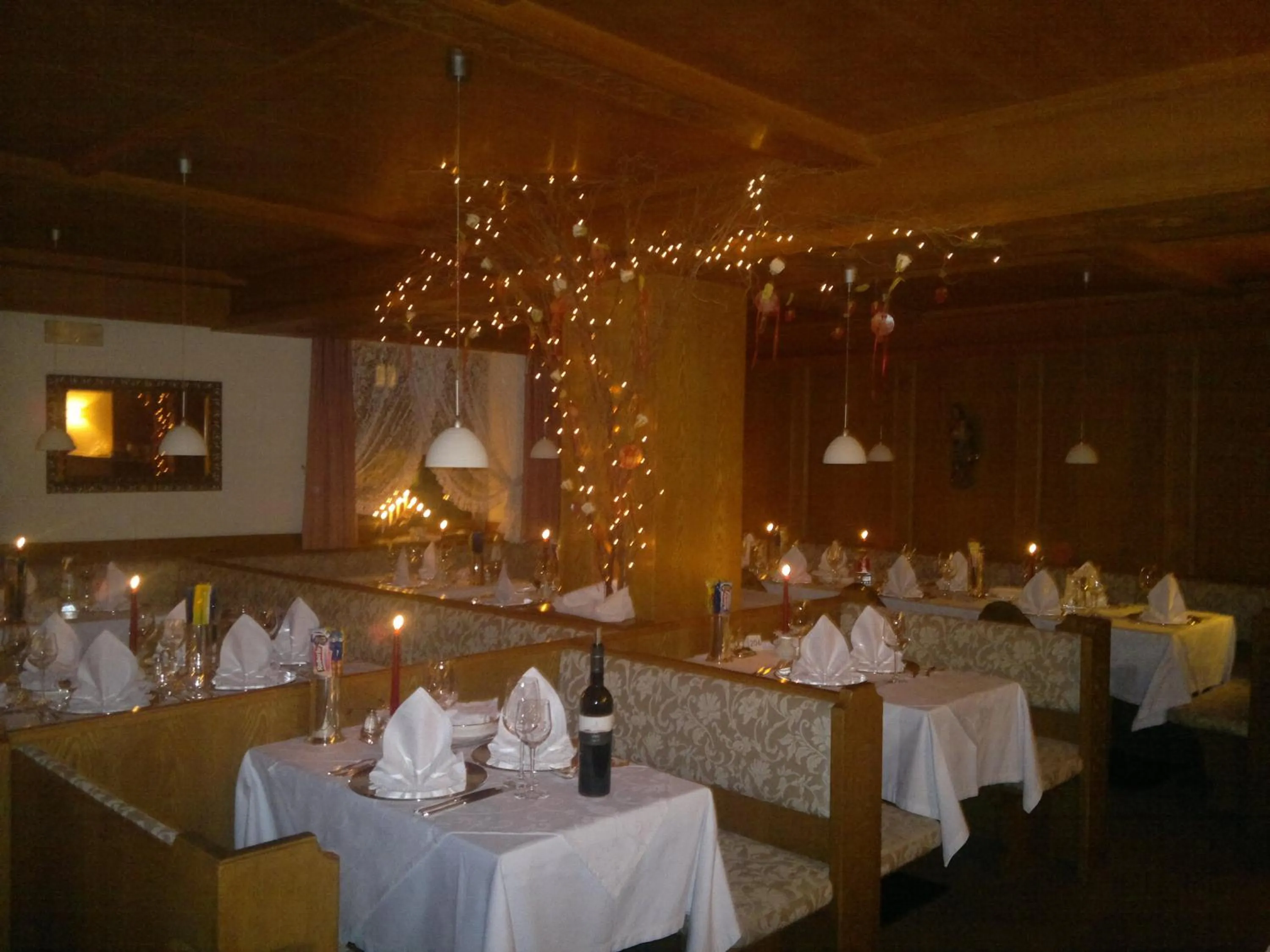 Restaurant/places to eat in Hotel Ingram