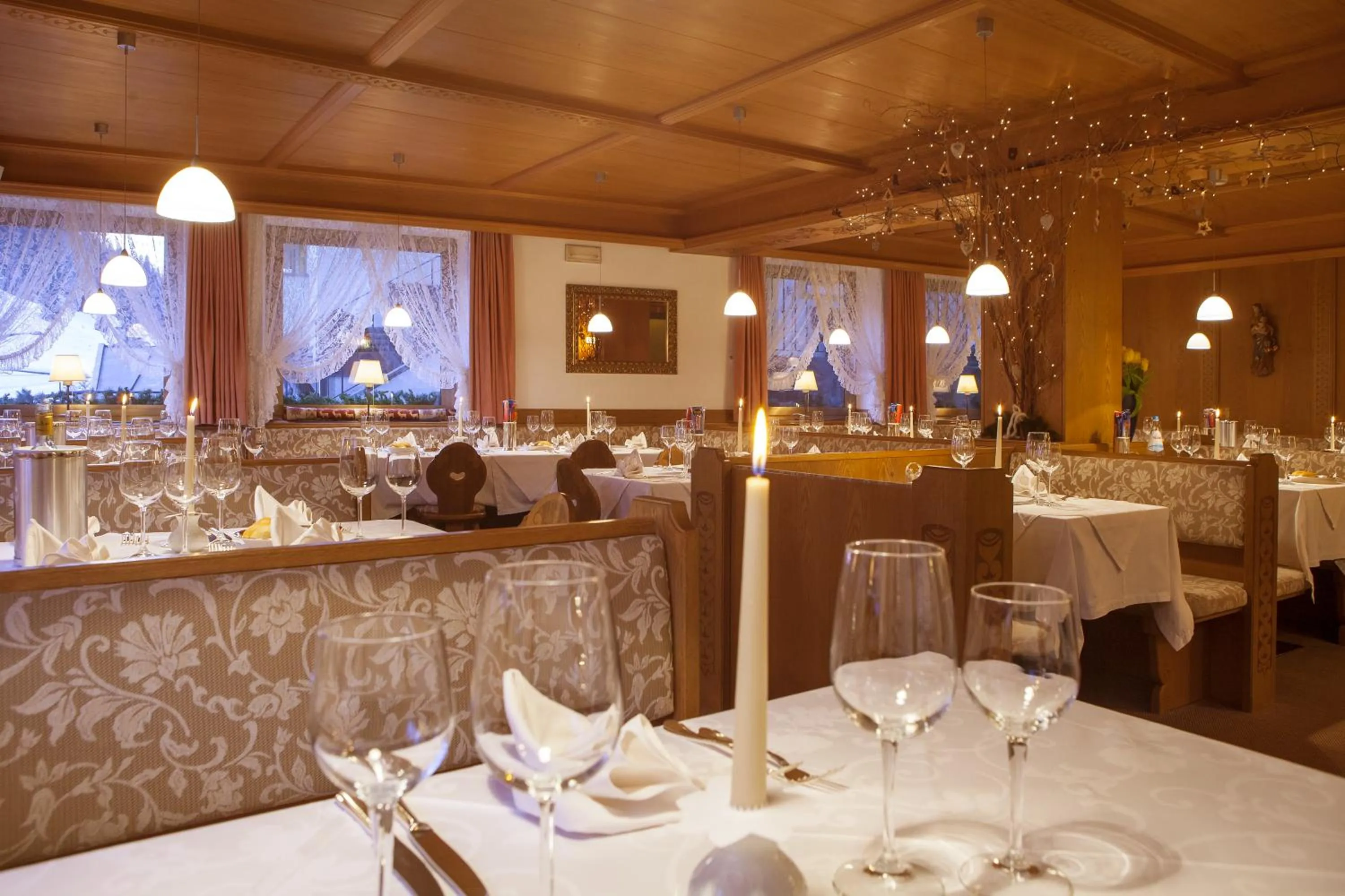 Restaurant/places to eat in Hotel Ingram