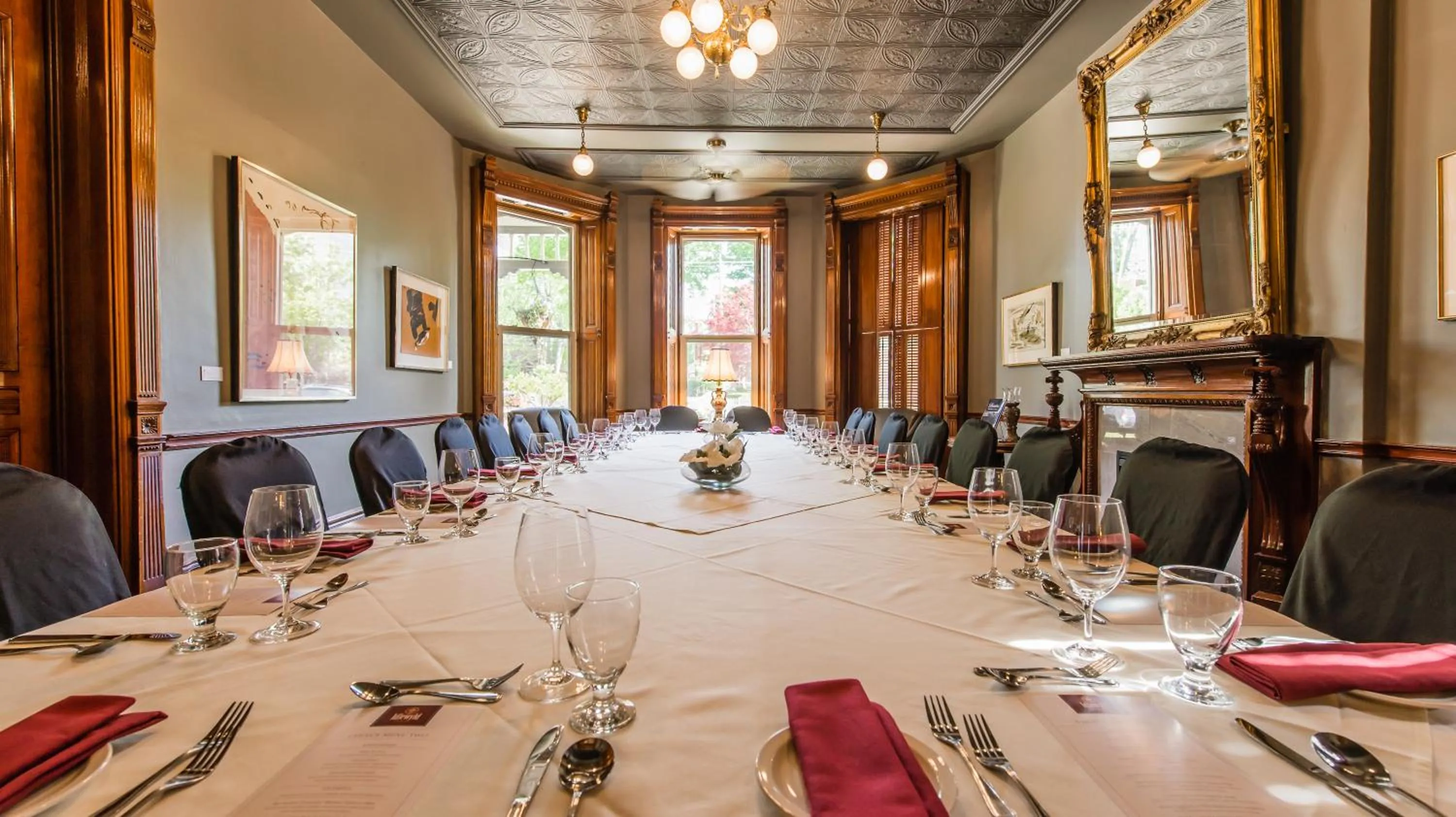 Restaurant/places to eat in Idlewyld Inn & Spa