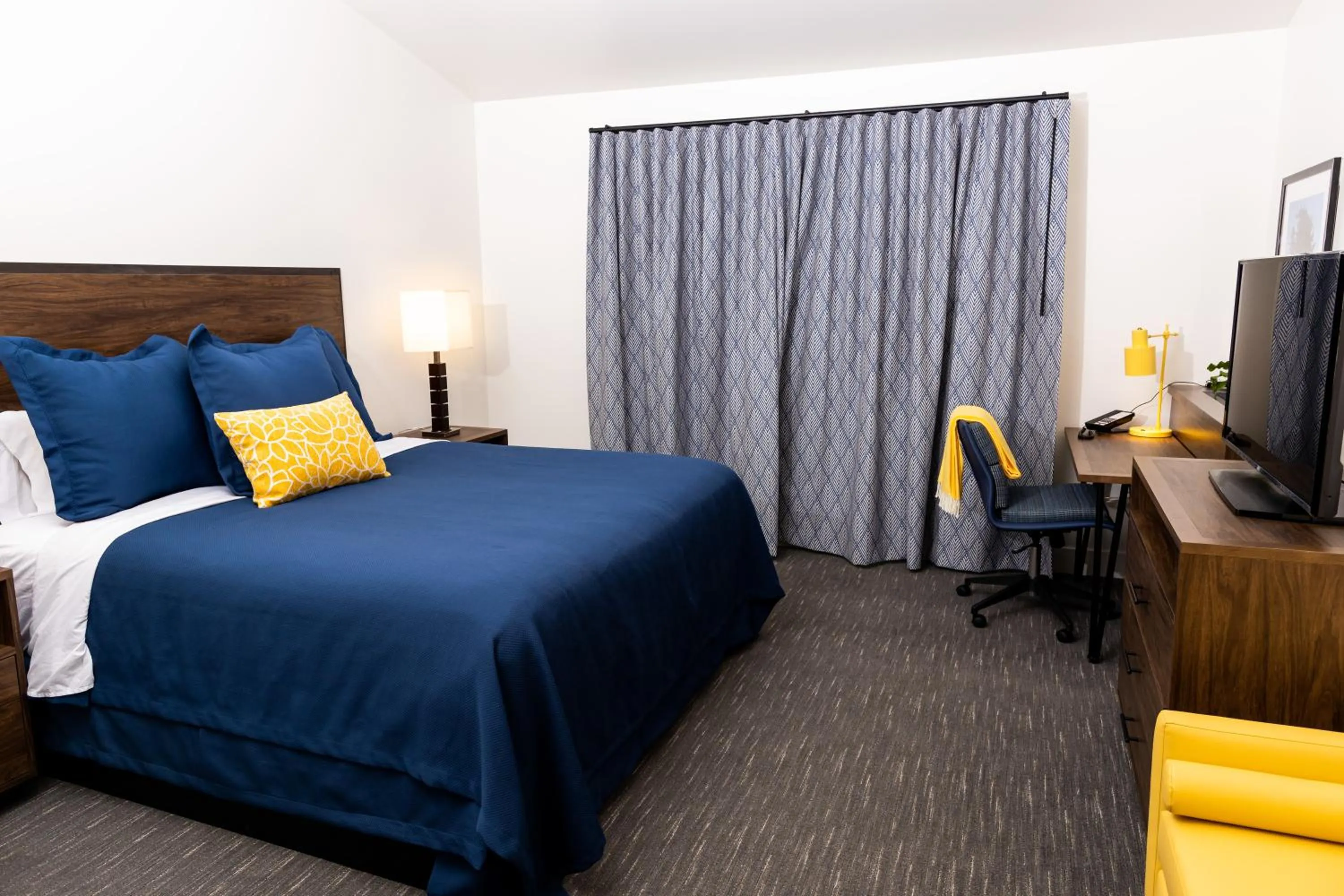 Bed in La Playa Inn Santa Barbara