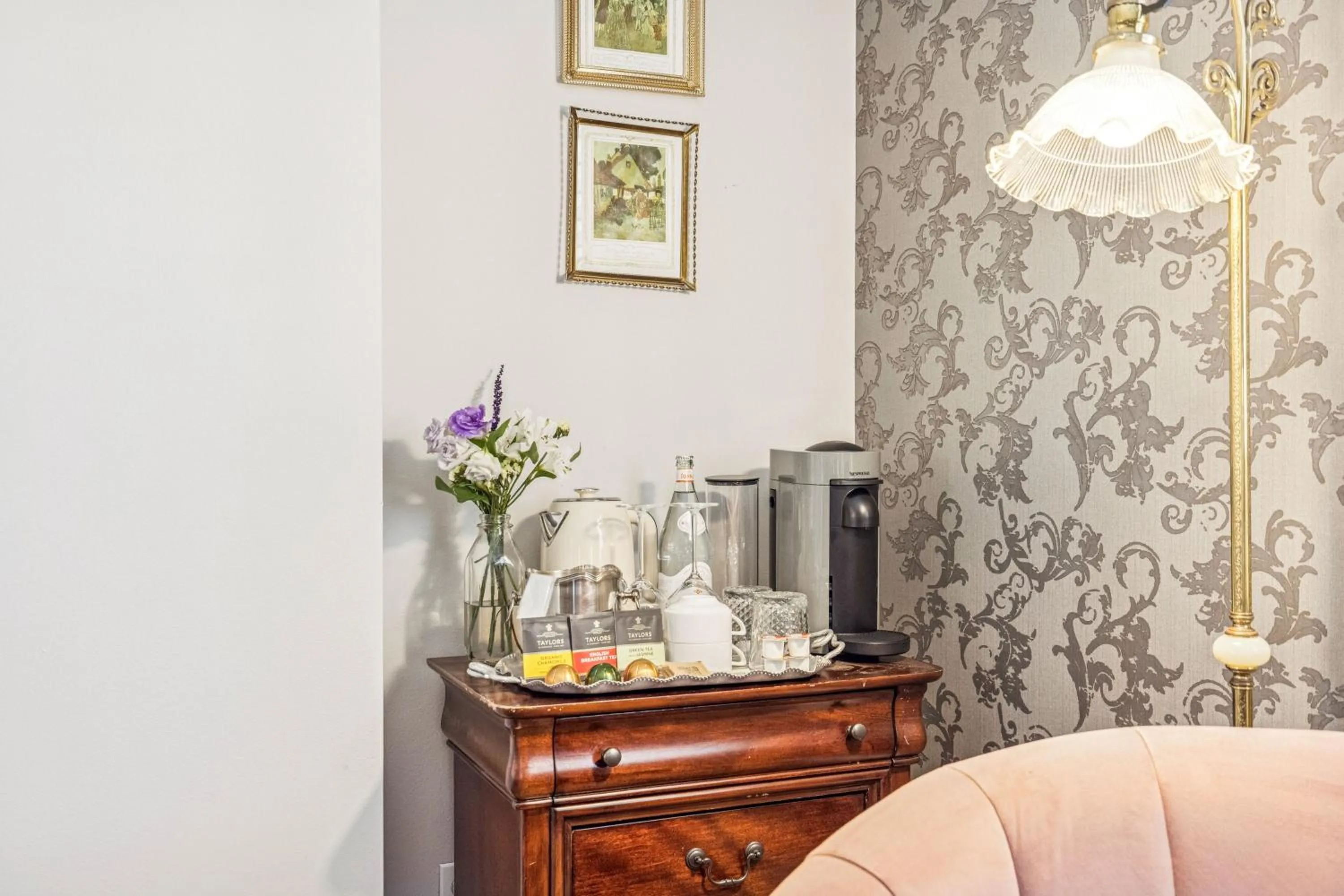 Coffee/tea facilities in Mirabelle Inn