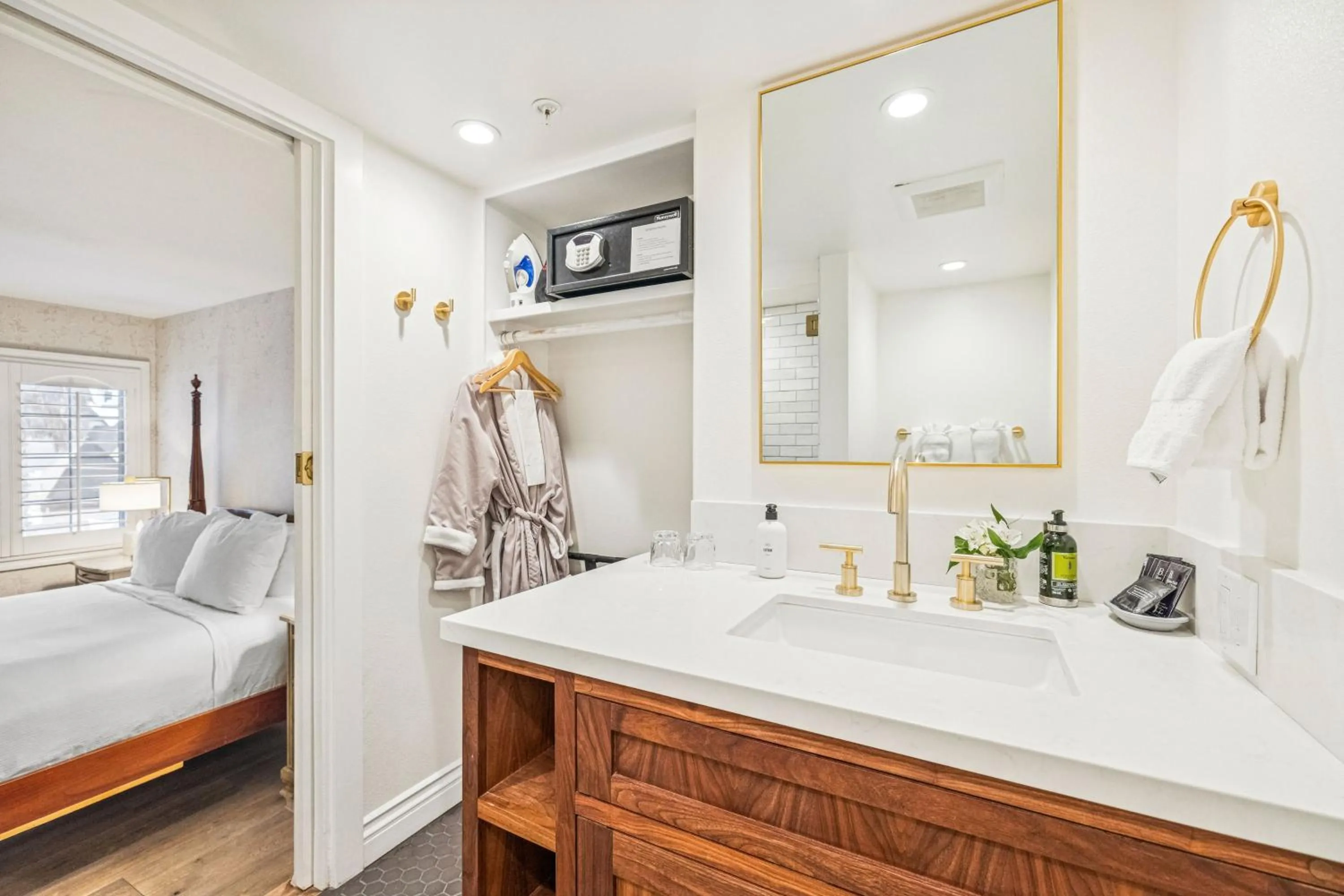 Bathroom, Bed in Mirabelle Inn