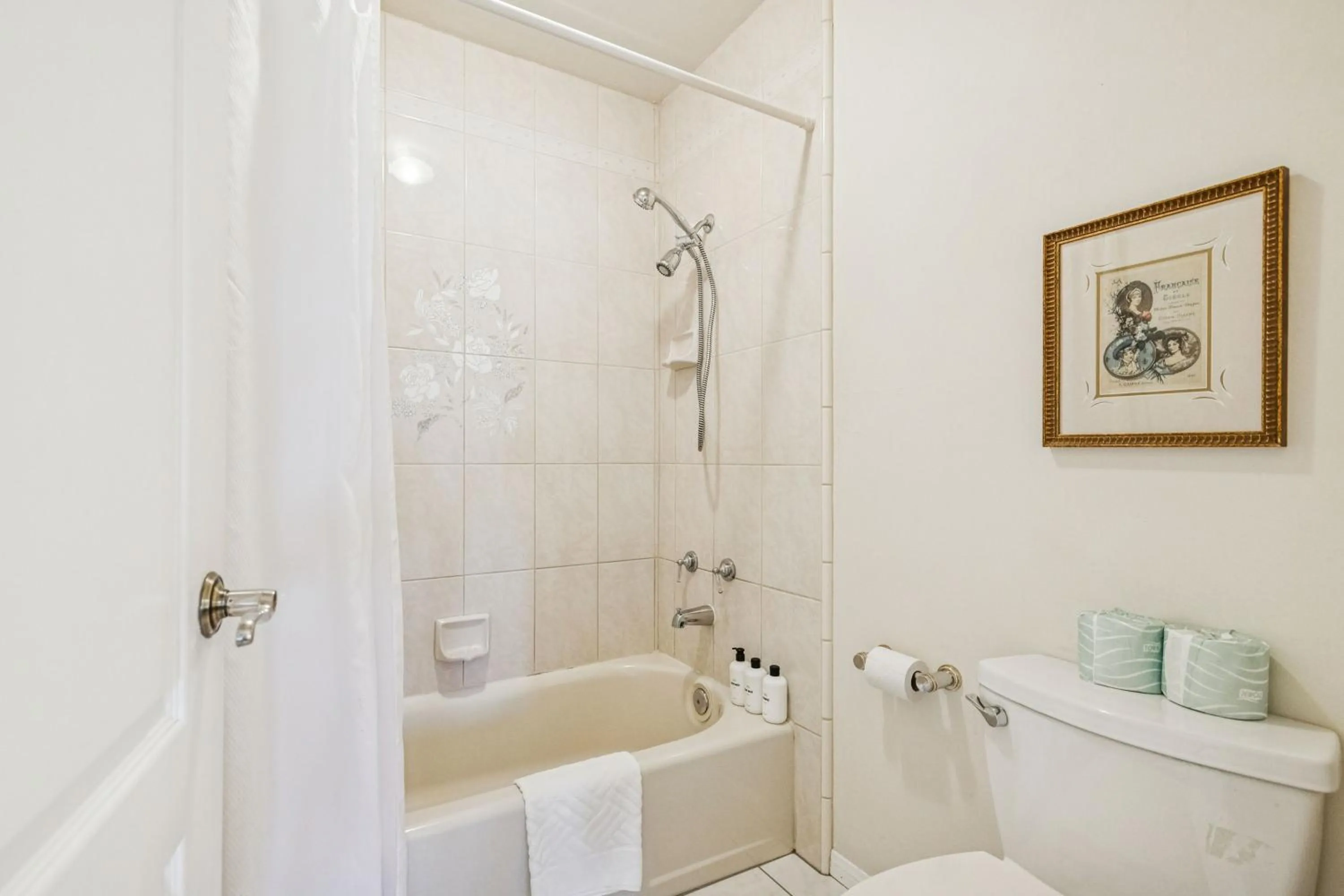 Shower in Mirabelle Inn