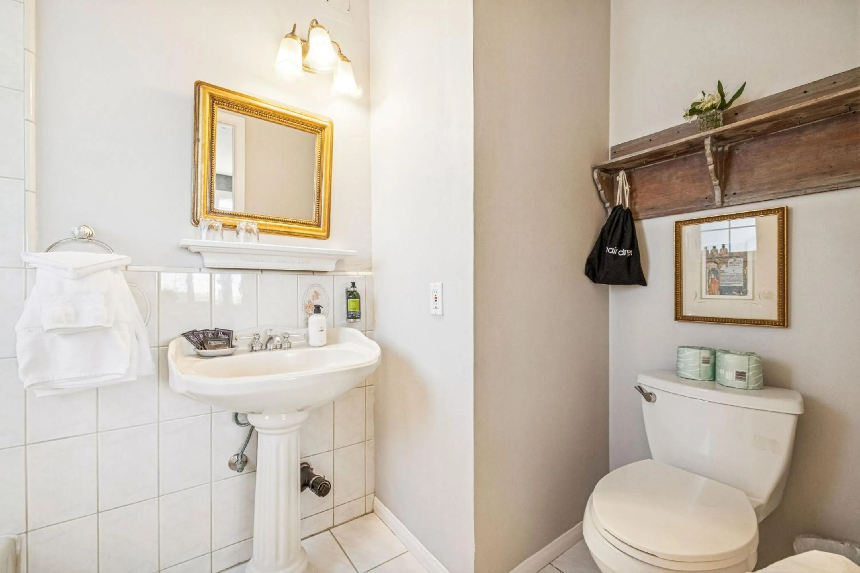 Toilet in Mirabelle Inn