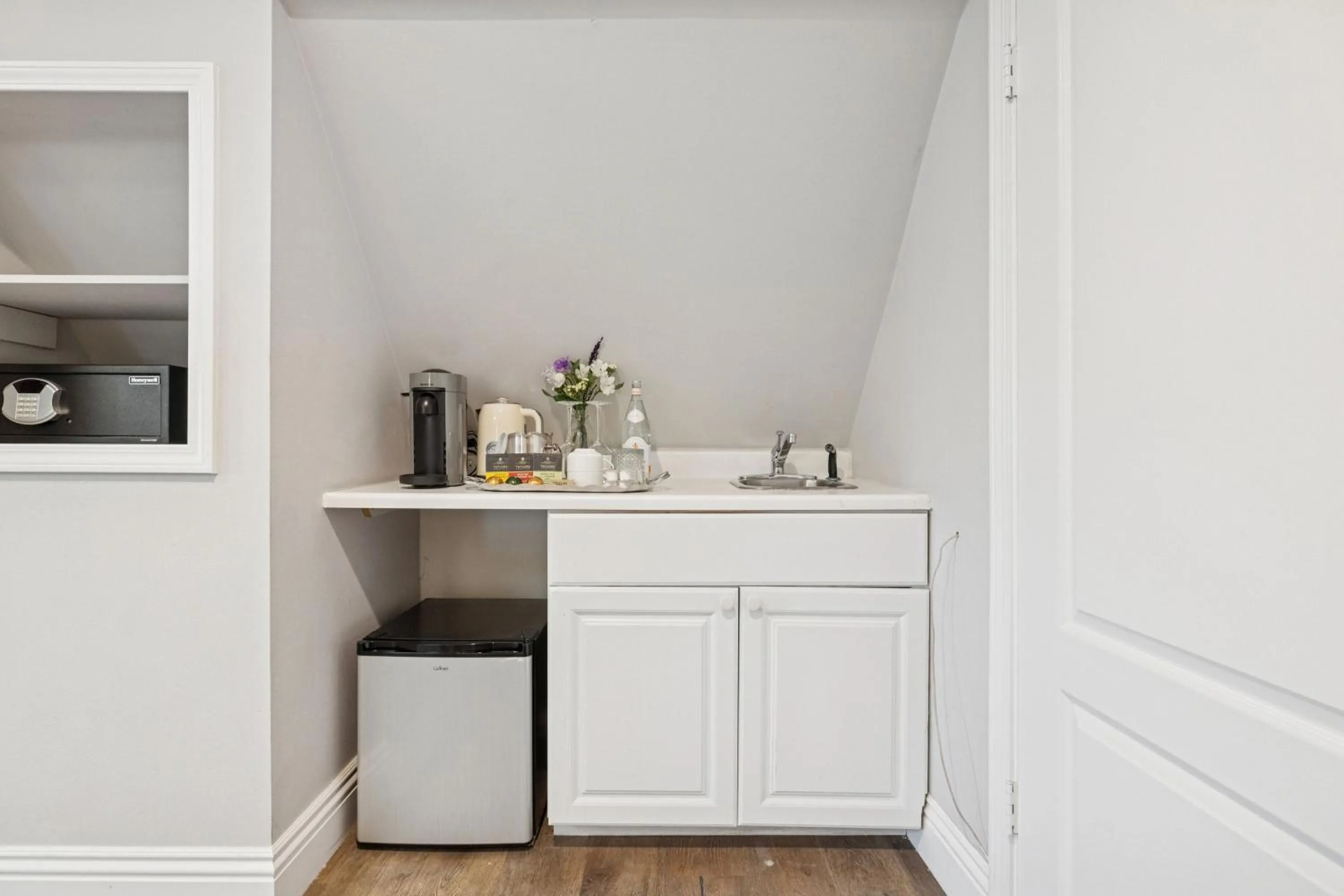 Coffee/tea facilities in Mirabelle Inn