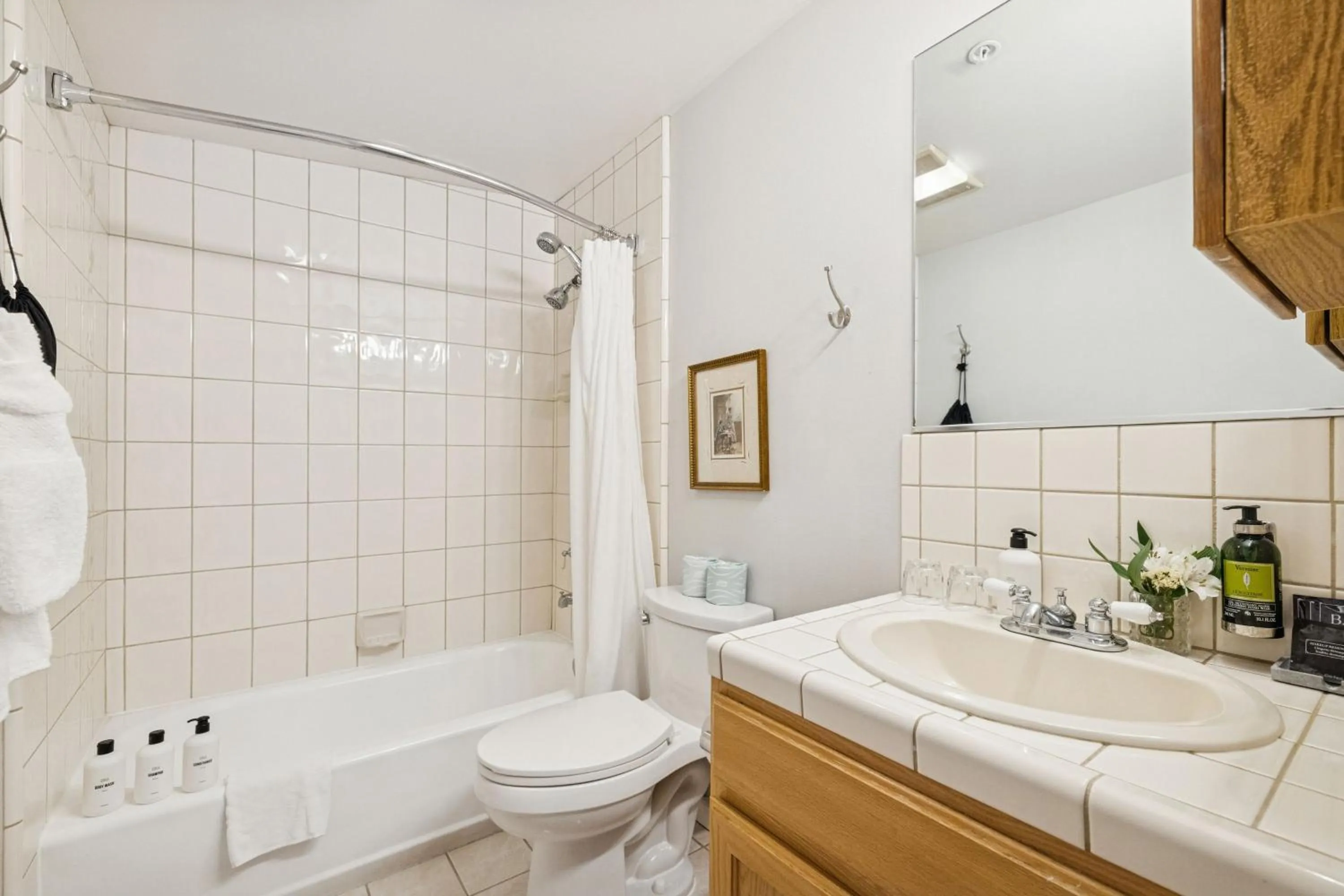 Shower in Mirabelle Inn