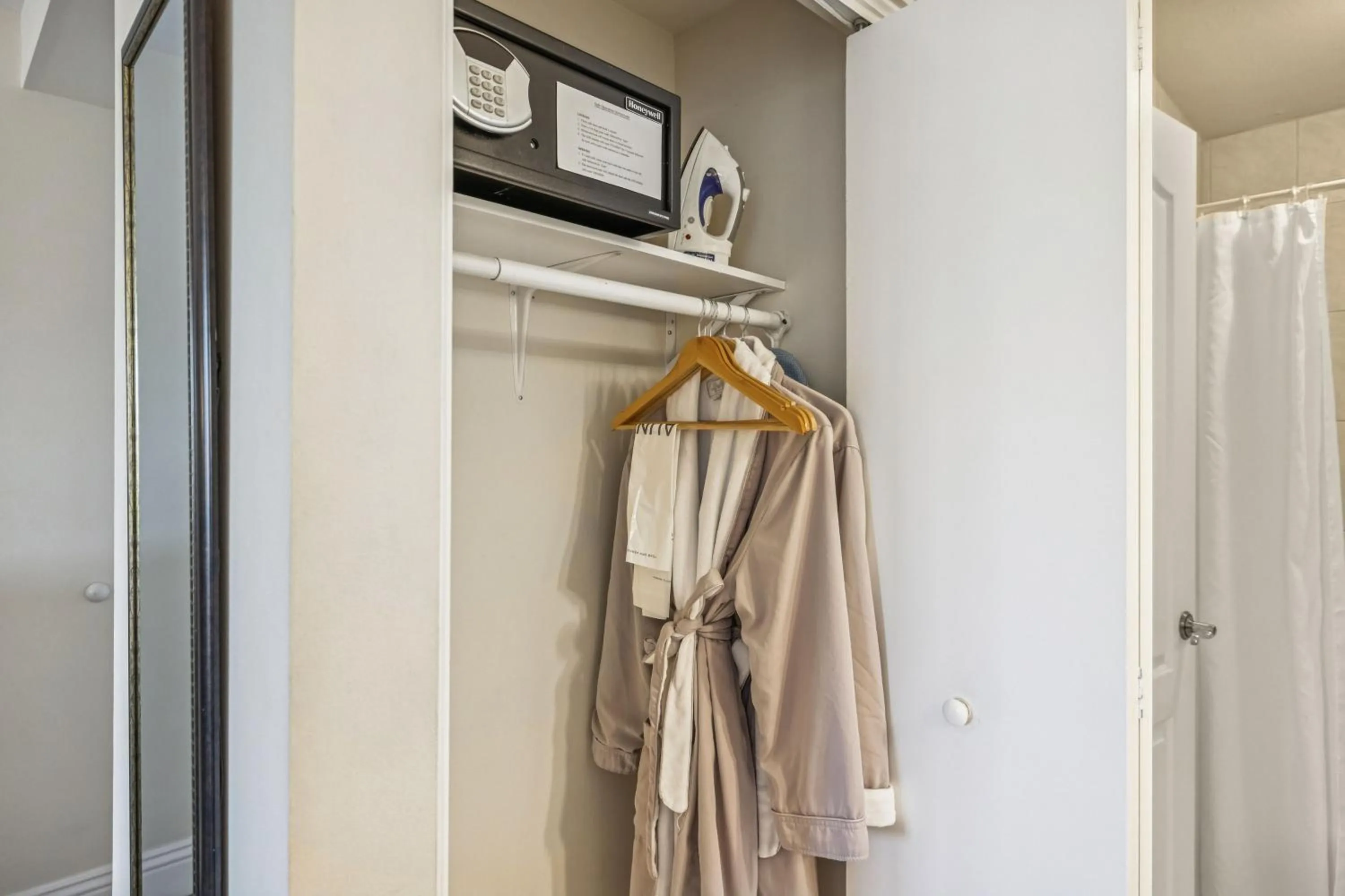 wardrobe in Mirabelle Inn