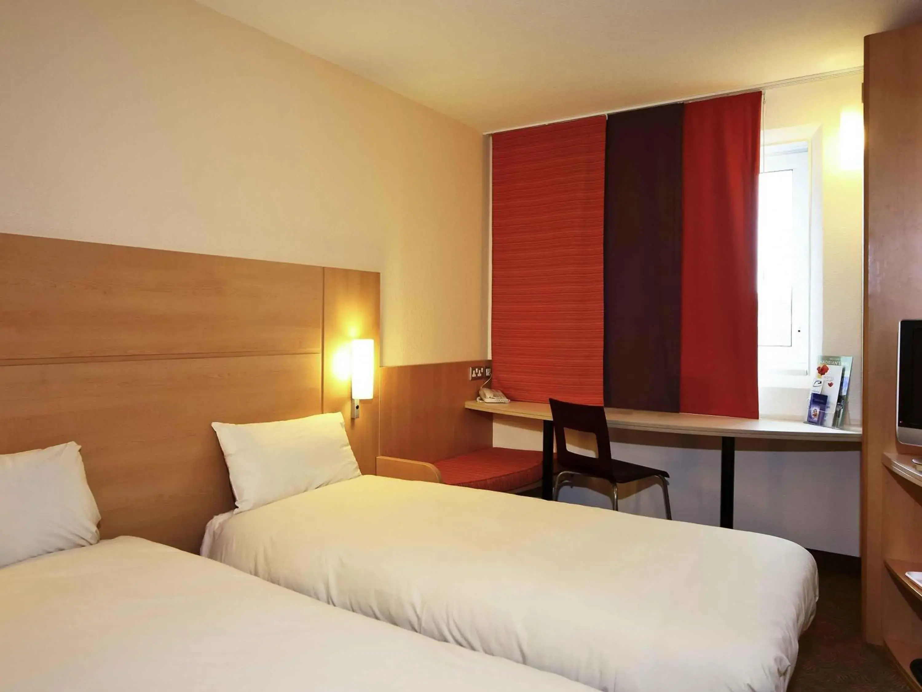 Standard Twin Room in ibis Carlisle City Centre Standard Twin Room in ibis Carlisle City Centre
