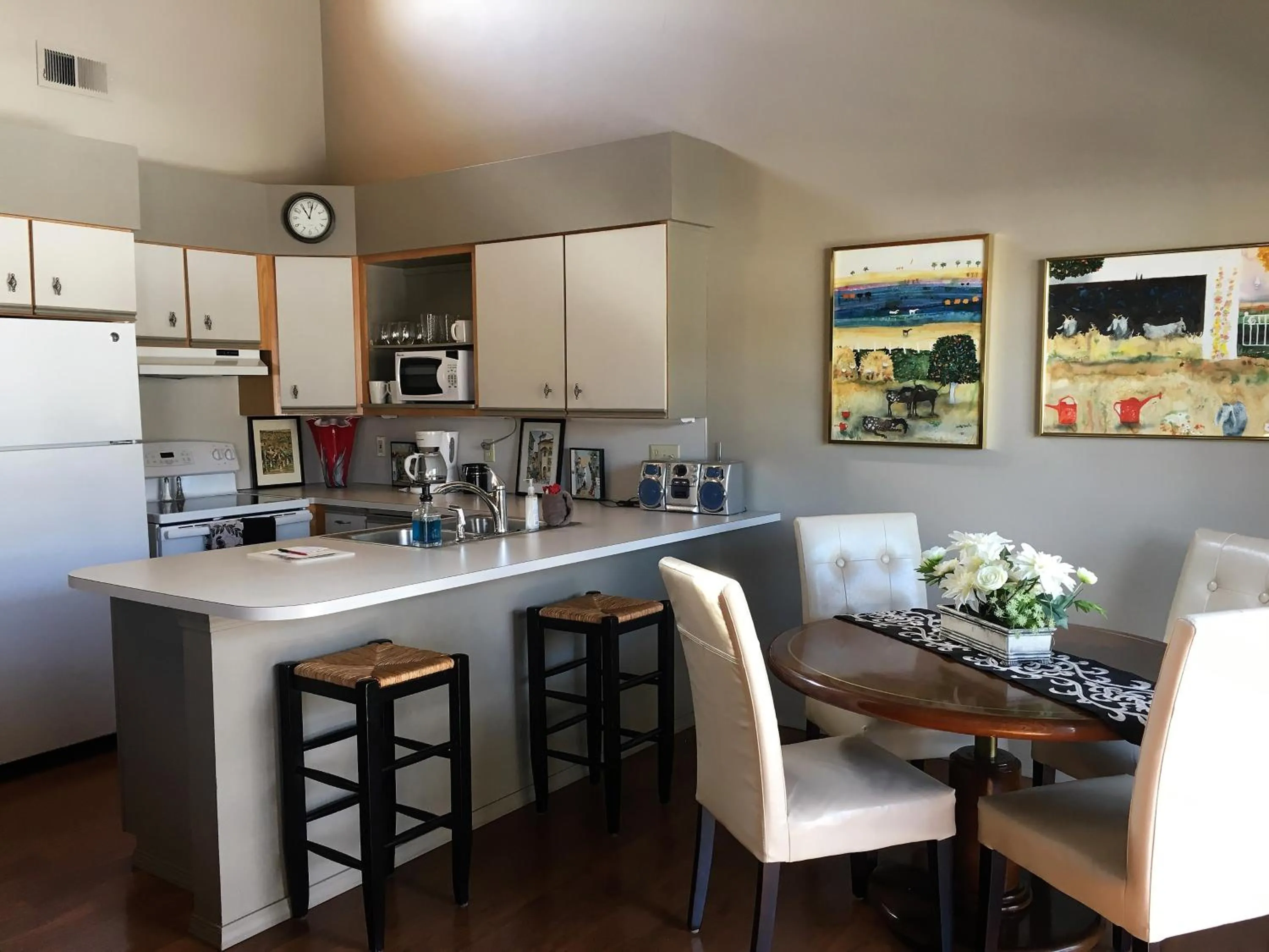 Kitchen or kitchenette in Der Sportsmann Suites